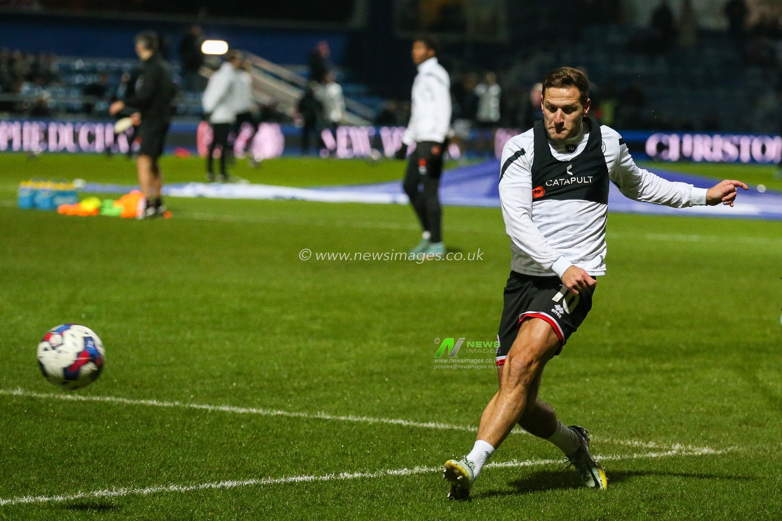 Billy Sharp #10 of Sheffield United warms up during the Sky Bet Championship match Queens Park Rangers vs Sheffield United at Kiyan Prince Foundation Stadium, London, United Kingdom, 2nd January 2023

(Photo by Arron Gent/News Images)