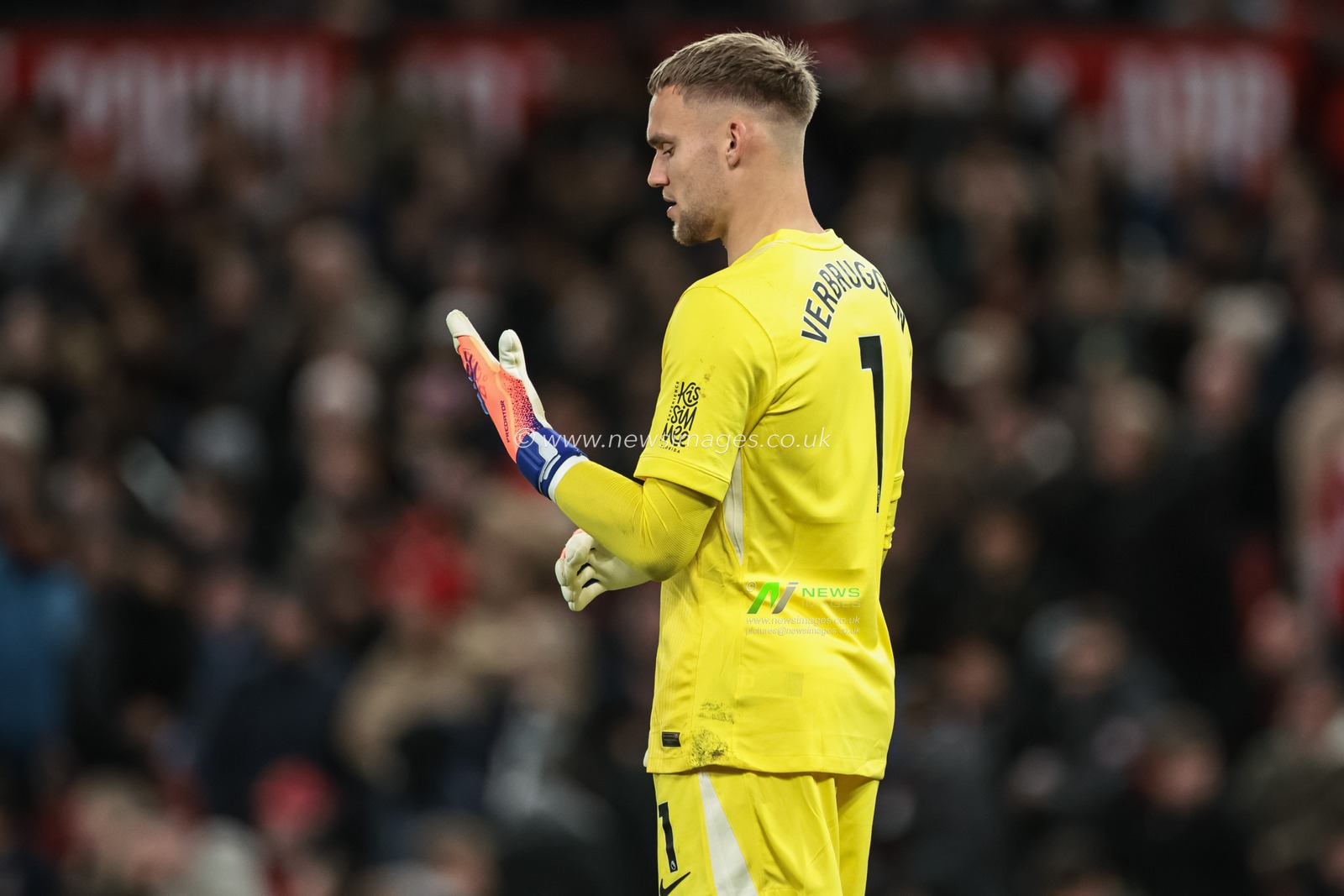 Brighton & Hove Albion goalkeeper Bart Verbruggen during the Premier League match Manchester United vs Brighton and Hove Albion at Old Trafford, Manchester, United Kingdom, 25th October 2025

(Photo by Mark Cosgrove/News Images)