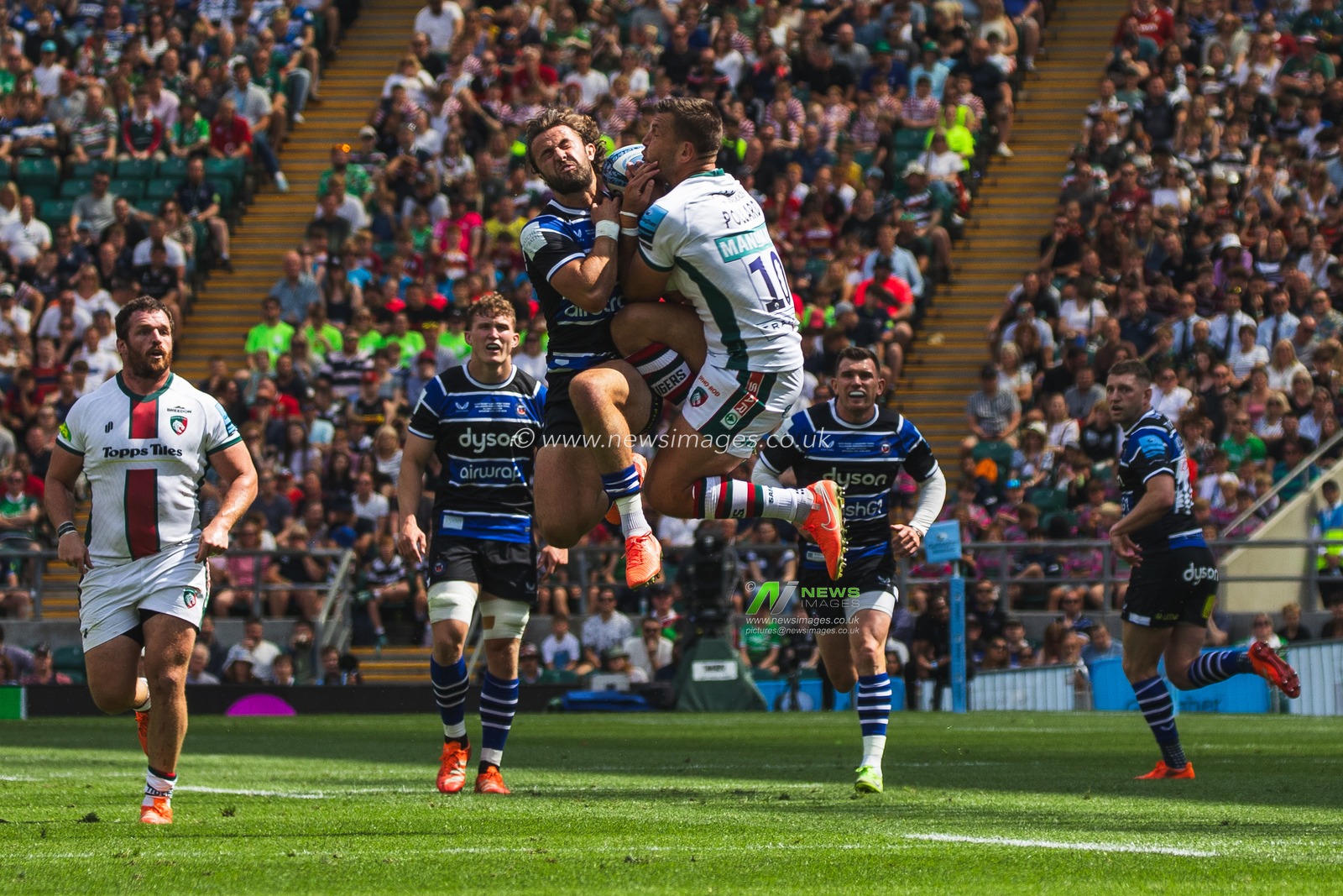 Handré Pollard of Leicester Tigers and Tom de Glanville of Bath during the Gallagher Premiership Play-off Final 2025 Bath Rugby v Leicester Tigers at Allianz Stadium, Twickenham, United Kingdom, 14th June 2025

(Photo by Craig Evans/News Images)