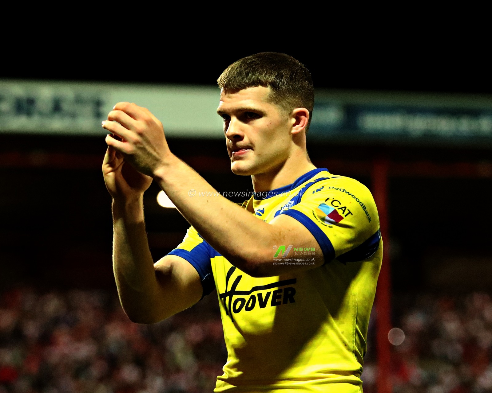 Jake Thewlis of Warrington Wolves applauds the fans after  the Betfred Super League round 27 match Hull KR vs Warrington Wolves at Sewell Group Craven Park, Kingston upon Hull, United Kingdom, 18th September 2025(Photo by Sam Eaden/News Images)