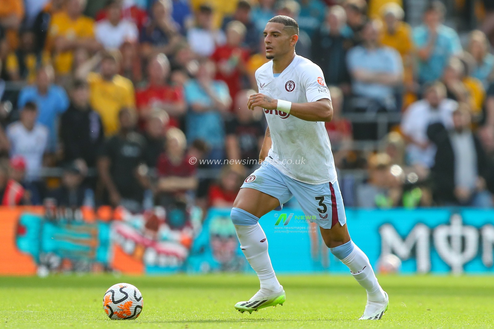 Diego Carlos #3 of Aston Villa in action during the Premier League match Wolverhampton Wanderers vs Aston Villa at Molineux, Wolverhampton, United Kingdom, 8th October 2023

(Photo by Gareth Evans/News Images)