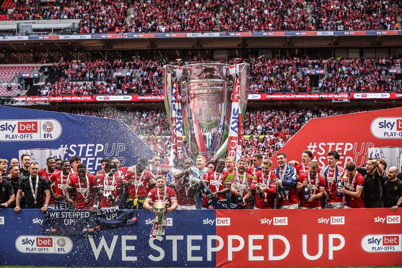 Charlton Athletic lift the League One Playoff Final Trophy during the Sky Bet League 1 Playoff Final match Charlton Athletic vs Leyton Orient at Wembley Stadium, London, United Kingdom, 25th May 2025

(Photo by Alfie Cosgrove/News Images)