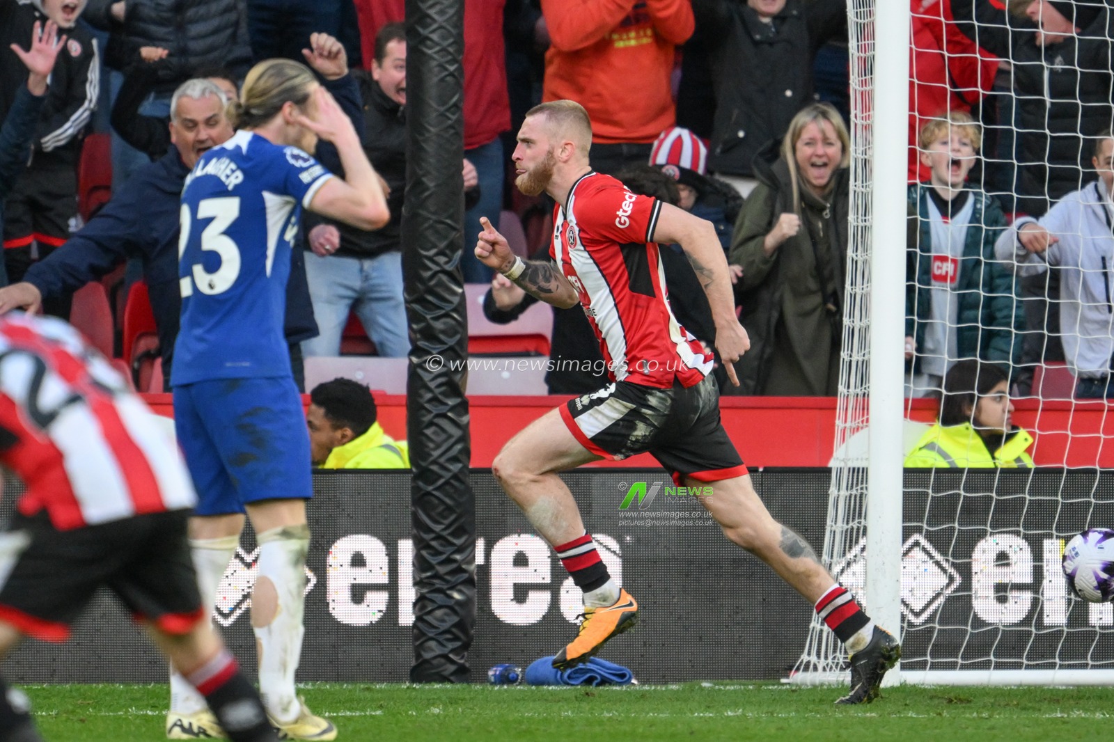 Oliver McBurnie of Sheffield United scores to make it 2-2 during the Premier League match Sheffield United vs Chelsea at Bramall Lane, Sheffield, United Kingdom, 7th April 2024

(Photo by Craig Thomas/News Images)