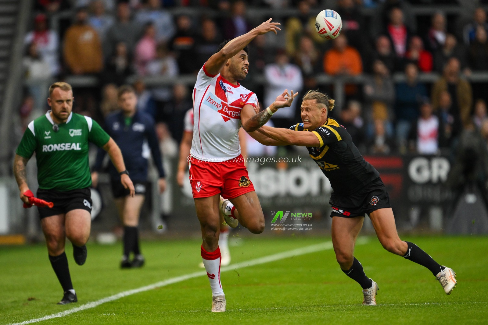 Waqa Blake of St. Helens offloads the ball despite the tackle of Jacob Miller of Castleford Tigers during the Betfred Super League Round 16 match St Helens vs Castleford Tigers at Totally Wicked Stadium, St Helens, United Kingdom, 5th July 2024

(Photo by Craig Thomas/News Images)