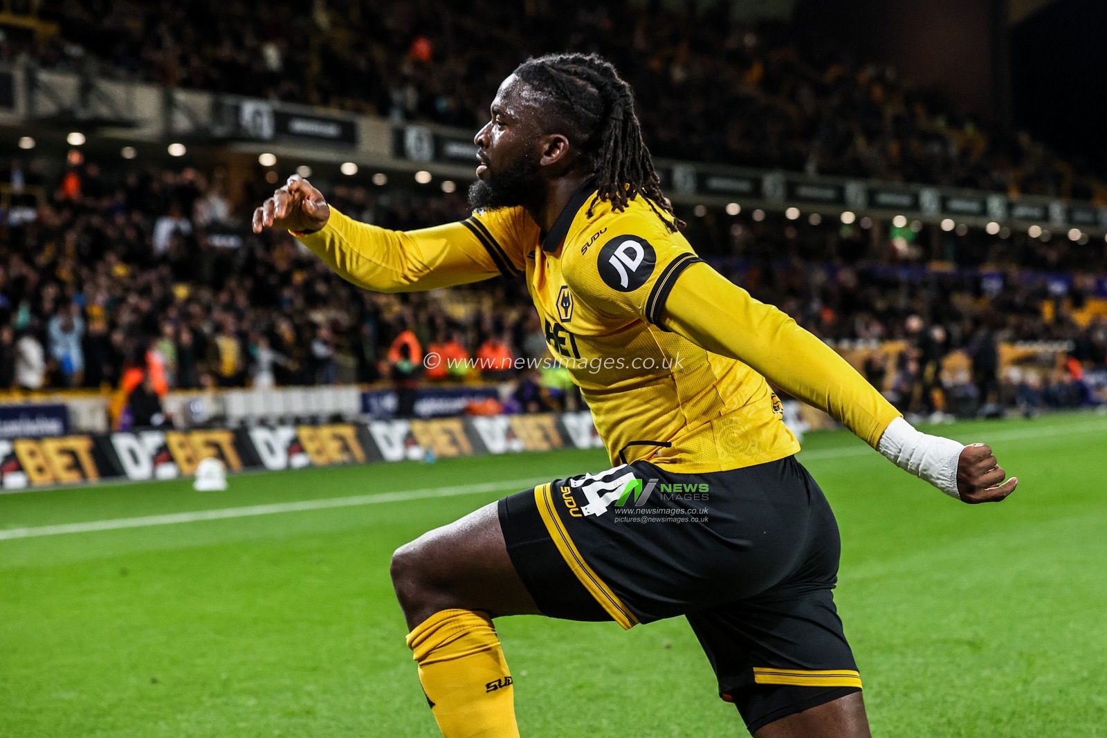 Tolu Arokodare of Wolverhampton Wanderers celebrates his goal to make it 2-0 during the Carabao Cup round 3 match Wolverhampton Wanderers vs Everton at Molineux, Wolverhampton, United Kingdom, 23rd September 2025

(Photo by Alfie Cosgrove/News Images)