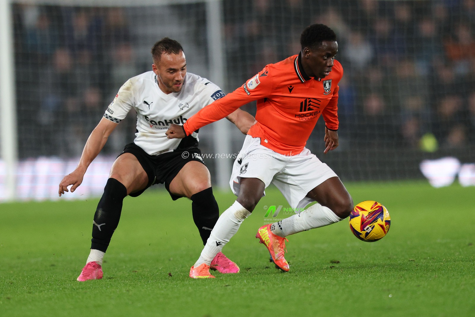 Djeidi Gassama of Sheffield Wednesday is challenged by Kane Wilson of Derby County during the Sky Bet Championship match Derby County vs Sheffield Wednesday at Pride Park Stadium, Derby, United Kingdom, 1st December 2024

(Photo by Alex Roebuck/News Images)