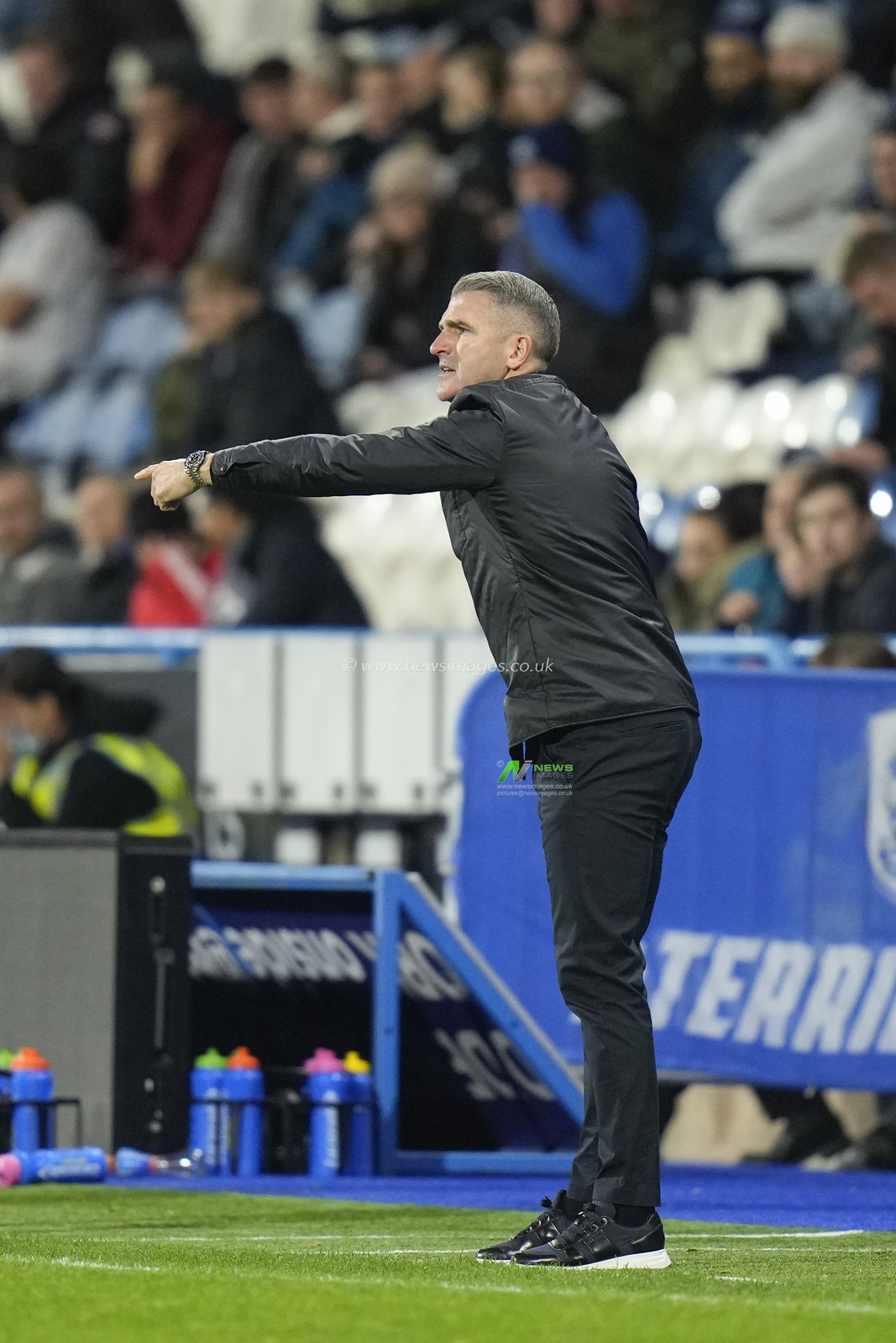 Ryan Lowe manager of Preston North End shouts instructions during the Sky Bet Championship match Huddersfield Town vs Preston North End at John Smith's Stadium, Huddersfield, United Kingdom, 18th October 2022

(Photo by Steve Flynn/News Images)