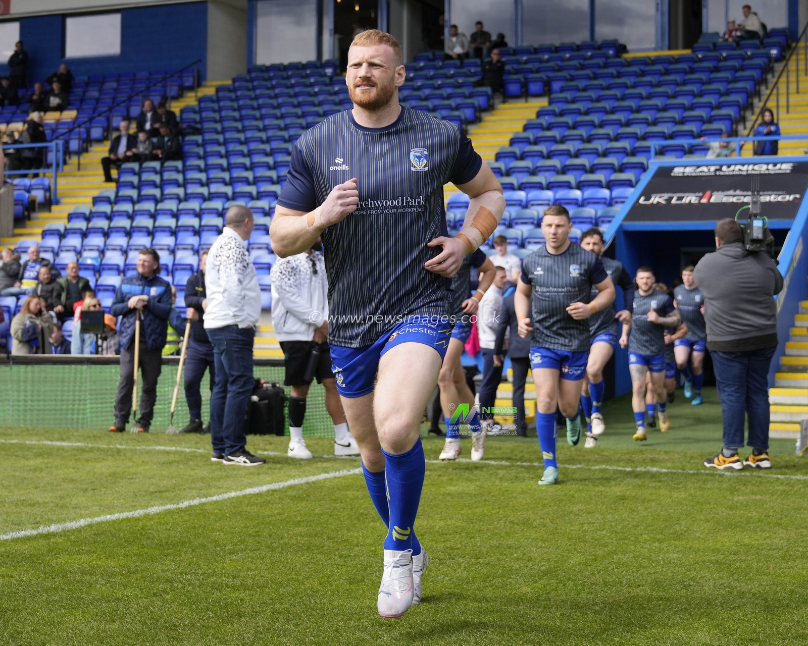 Joe Bullock of Warrington Wolves runs out to warm up before the Betfred Super League Round 8 match Warrington Wolves vs Leigh Leopards at Halliwell Jones Stadium, Warrington, United Kingdom, 20th April 2024

(Photo by Steve Flynn/News Images)