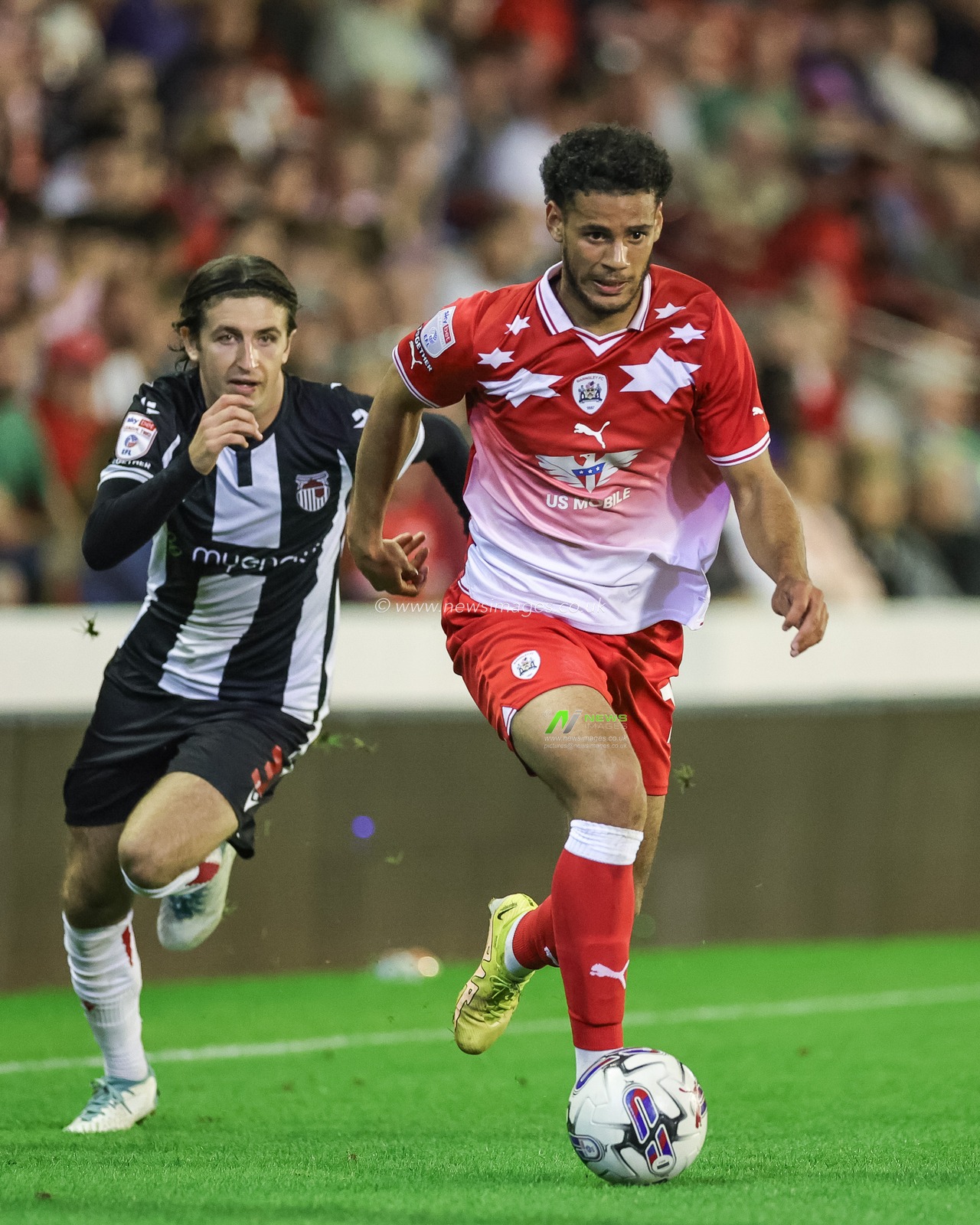 Kyran Lofthouse #15 of Barnsley breaks with the ball during the EFL Trophy match Barnsley vs Grimsby Town at Oakwell, Barnsley, United Kingdom, 5th September 2023

(Photo by Mark Cosgrove/News Images)