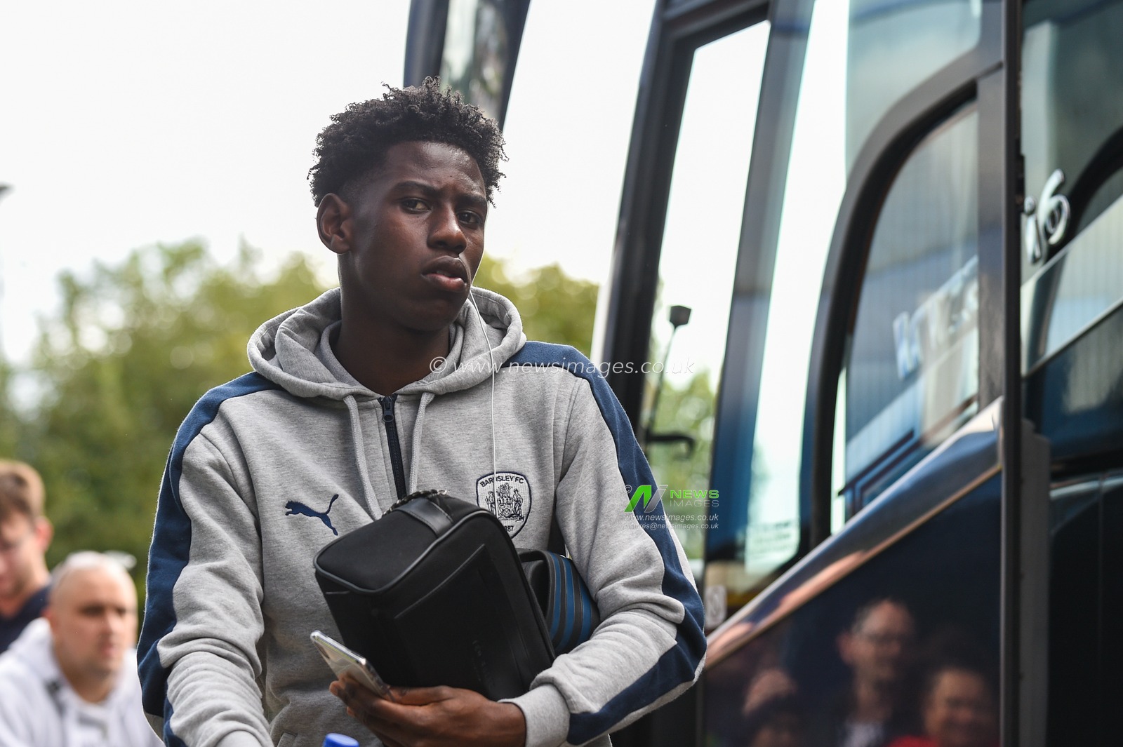 31st August  2019, DW Stadium, Wigan, England; Sky Bet Championship Football, Wigan Athletic vs Barnsley ; Clarke Oduor (22) of Barnsley arrives at the DW Stadium


Credit:Richard Long/News Images

English Football League images are subject to DataCo Licence