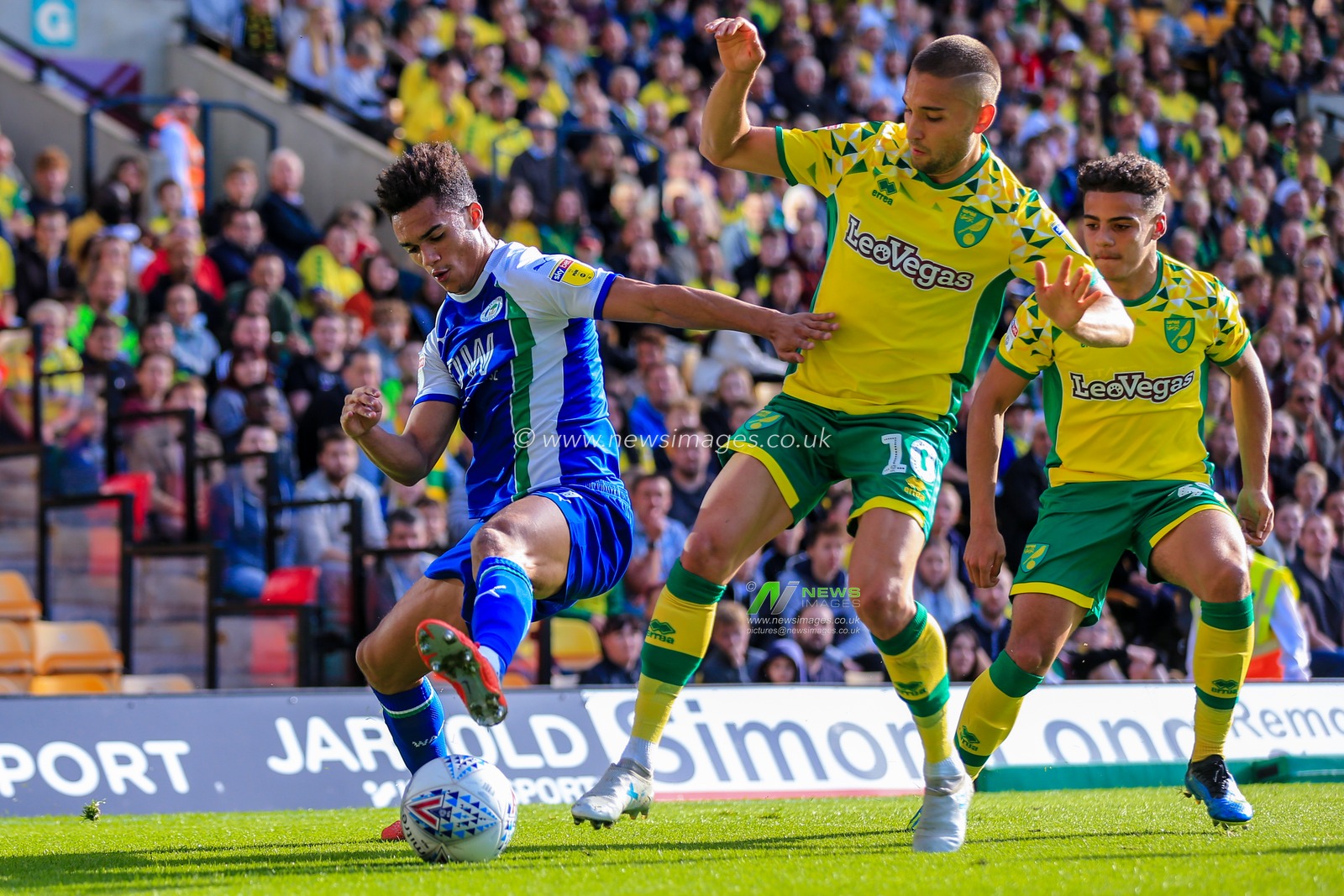 29th September 2018, Carrow Road, Norfolk, England; Sky Bet Championship, Norwich City v Wigan Athletic ; Antonee Robinson (03) of Wigan Athletic controls the ball in front of Moritz Leitner (10) of Norwich City

Credit:   Georgie Kerr/News Images

English Football League images are subject to DataCo Licence