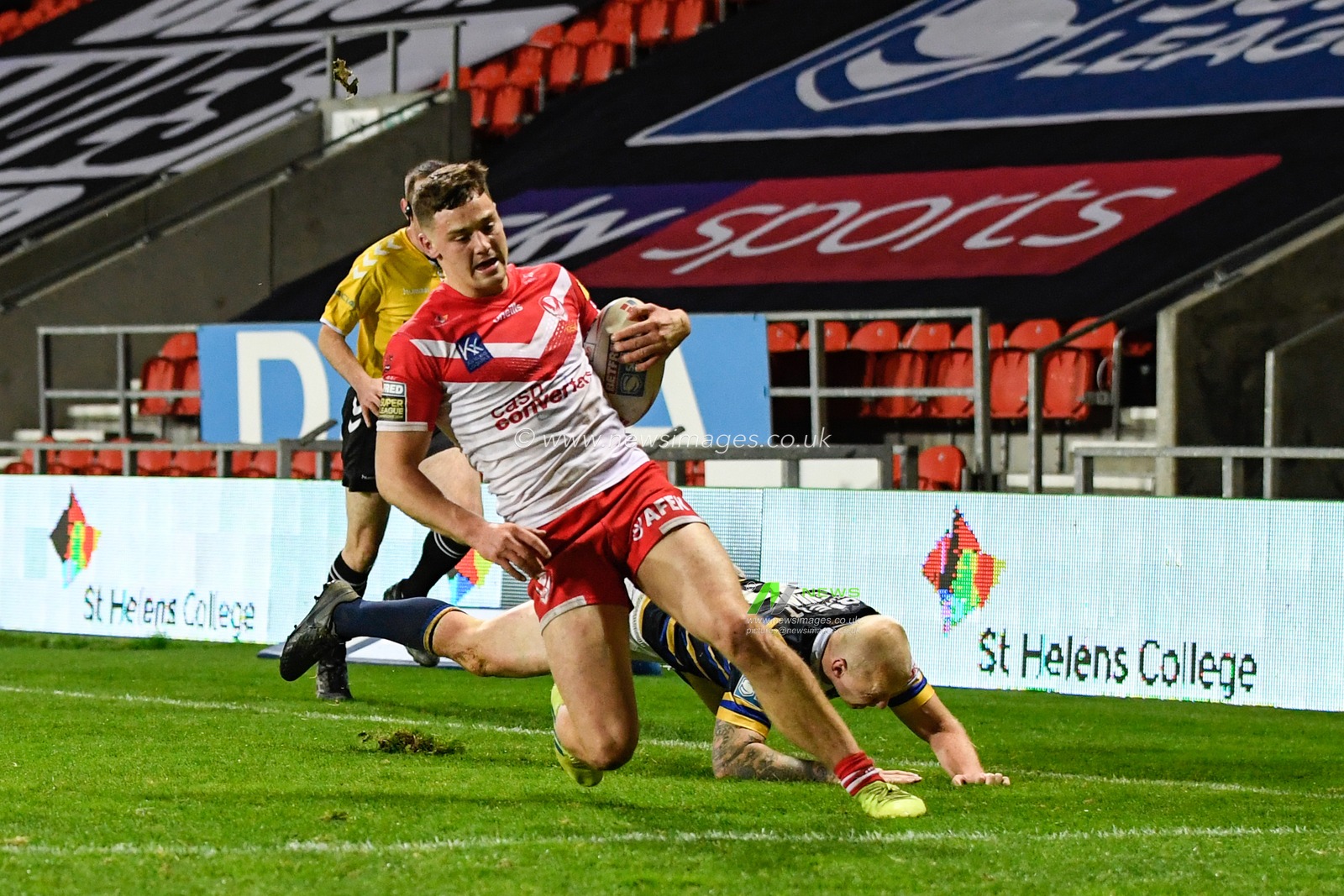 Josh Simm (26) of St Helens goes over for a hat-trick of try's