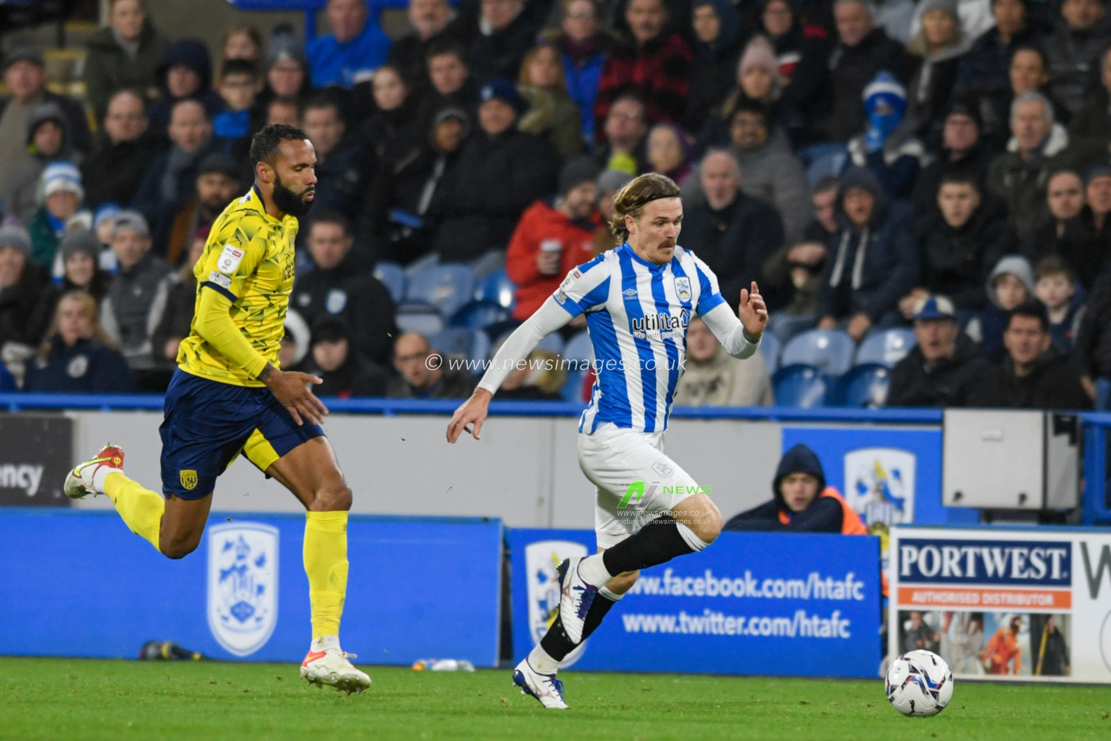 Danny Ward #25 of Huddersfield Town runs down the wing with the ball