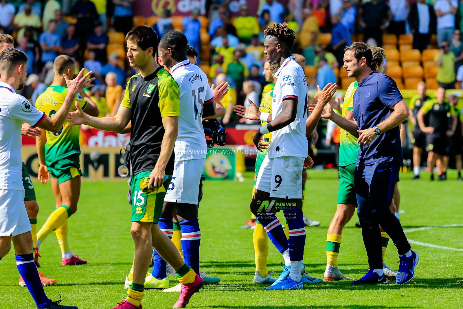 24th August 2019, Carrow Road, Norwich, England ; Premier League Football, Norwich City vs Chelsea  : Frank Lampard manager of Chelsea shakes hands with the Norwich players after the final whistle


Credit: Georgie Kerr/News Images


Premier League/EFL Football images are subject to DataCo Licence