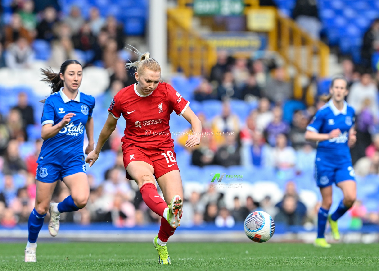 Ceri Holland of Liverpool Women passes the ball, during The FA Women's Super League match Everton Women vs Liverpool Women at Goodison Park, Liverpool, United Kingdom, 24th March 2024

(Photo by Cody Froggatt/News Images)