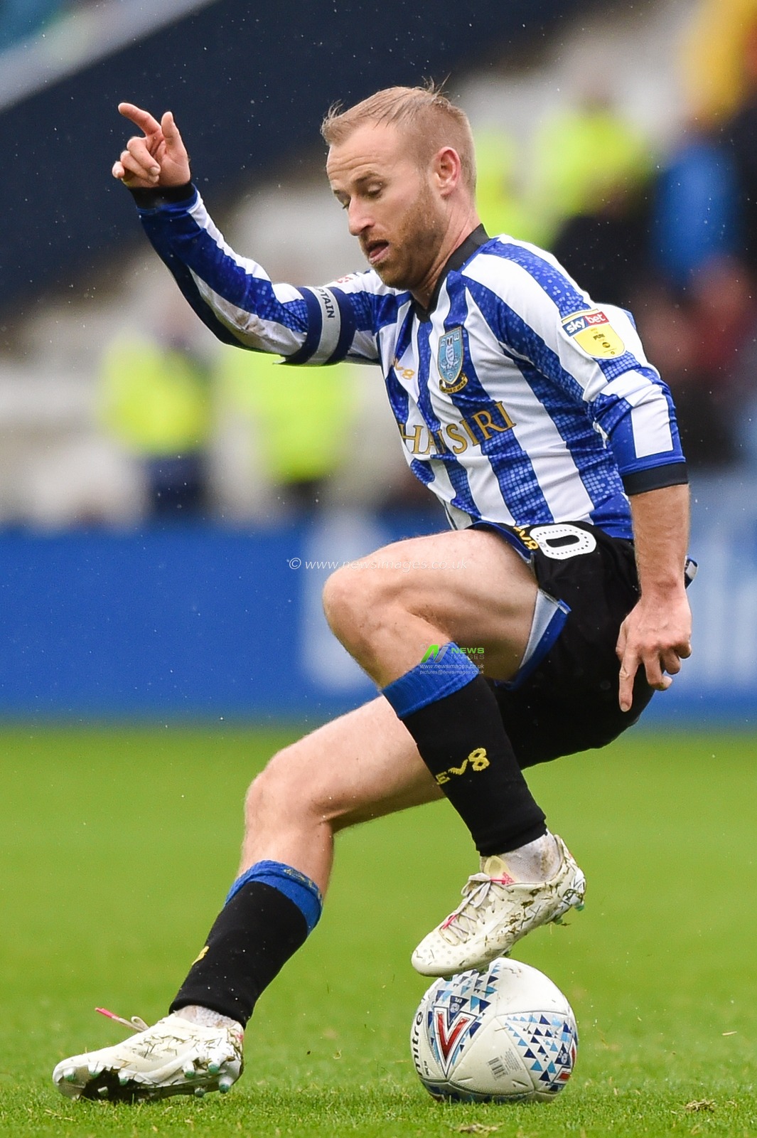 26th October 2019, Hillsborough, Sheffield, England; Sky Bet Championship, Sheffield Wednesday v Leeds United : Barry Bannan (10) of Sheffield Wednesday with the ball 

Credit: Dean Williams/News Images