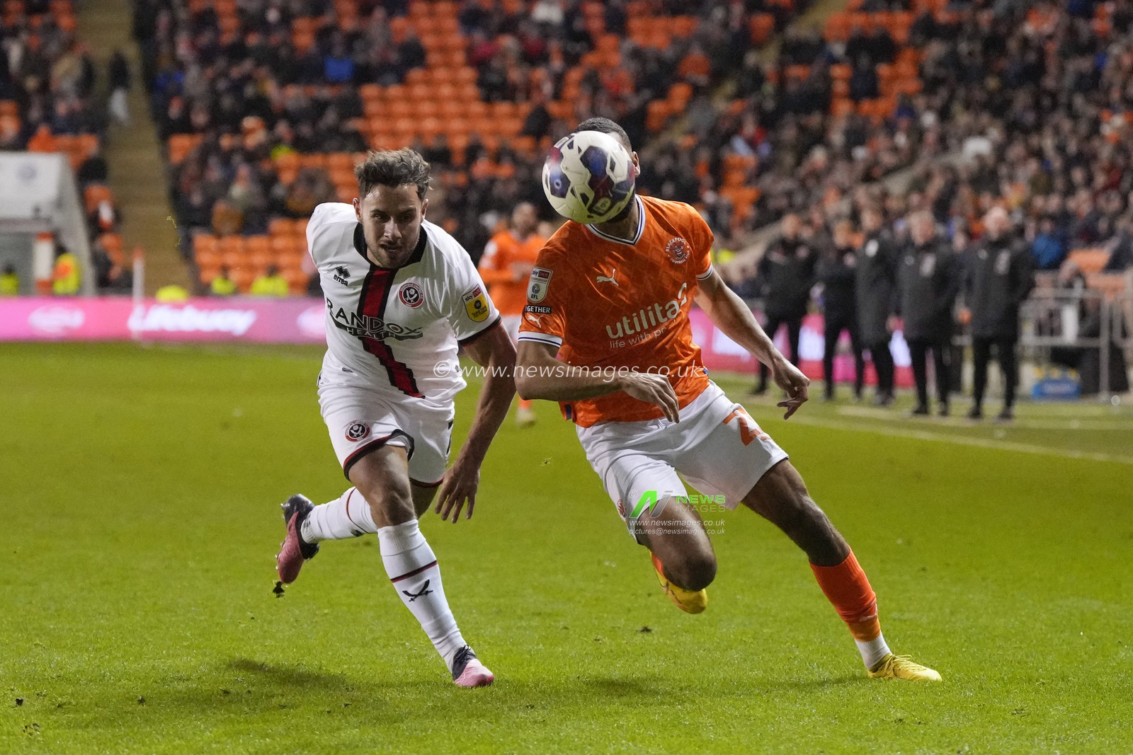 James McAtee #28 of Sheffield United competes for the ball with CJ Hamilton #22 of Blackpool during the Sky Bet Championship match Blackpool vs Sheffield United at Bloomfield Road, Blackpool, United Kingdom, 29th December 2022

(Photo by Steve Flynn/News Images)