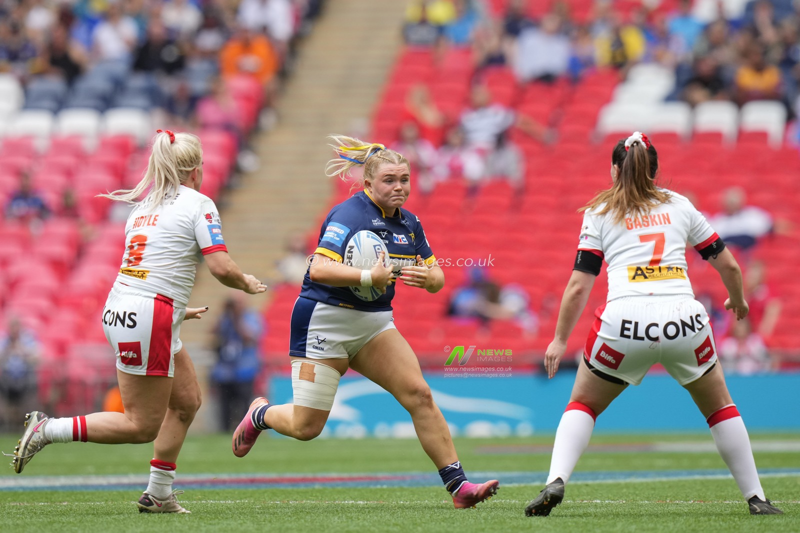 ZoÃ« Hornby #8 of Leeds Rhinos runs at the St Helens defence during the Betfred Womens Challenge Cup Final match Leeds Rhinos vs St Helens at Wembley Stadium, London, United Kingdom, 12th August 2023

(Photo by Steve Flynn/News Images)