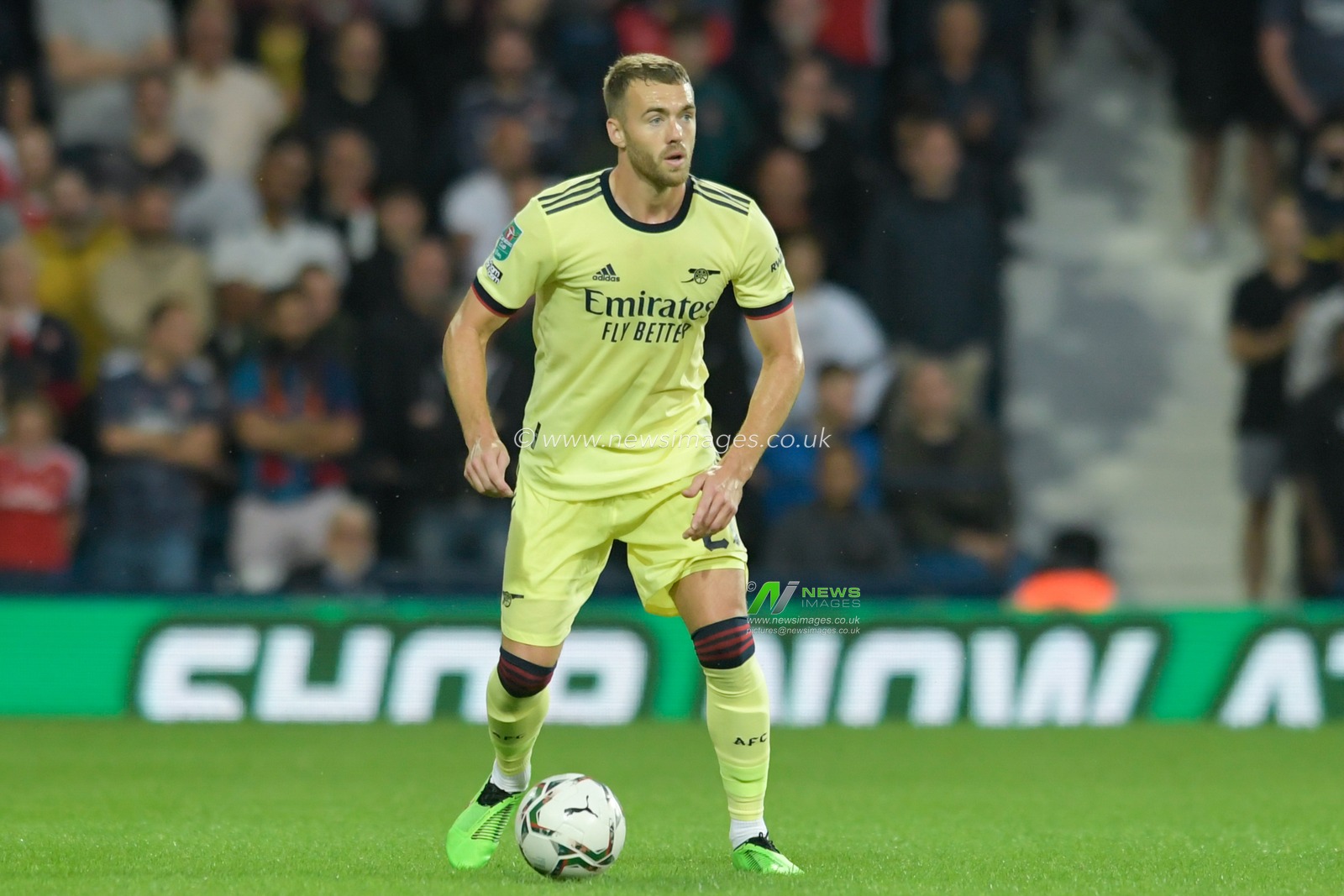 Calum Chambers #21 of Arsenal with the ball