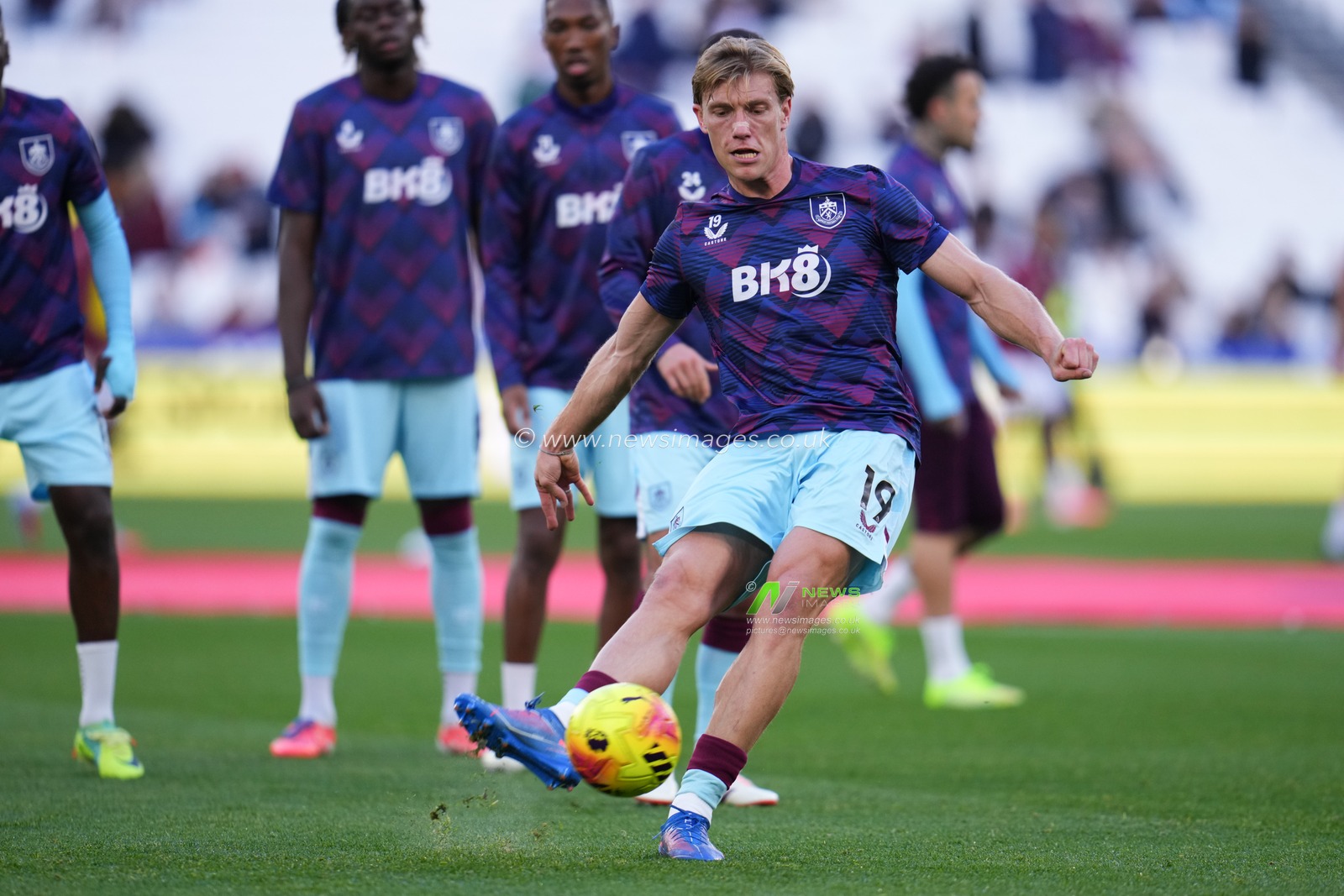 Zian Flemming of Burnley warming up ahead of the Premier League match West Ham United vs Burnley at London Stadium, London, United Kingdom, 8th November 2025

(Photo by Harvey Murphy/News Images)

*** GER AUT SUI OUT ***