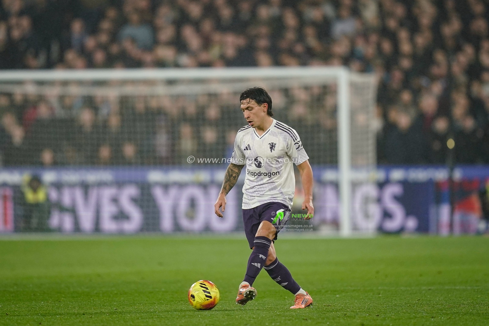 Lisandro Martinez of Manchester United passes the ball  during the Premier League match West Ham United vs Manchester United at London Stadium, London, United Kingdom on 10 February 2026

(Photo by Maynard Manyowa/News Images)