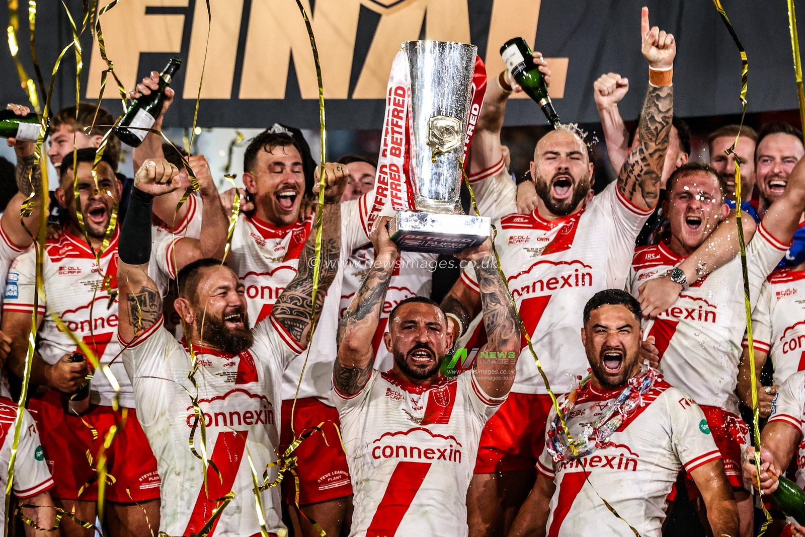 Elliot Minchella of Hull KR lifts the Grand Final trophy with his teammates and club staff during the 2025 Betfred Super League Grand Final Hull KR v Wigan Warriors at Old Trafford, Manchester, United Kingdom, 11th October 2025

(Photo by Alfie Cosgrove/News Images)