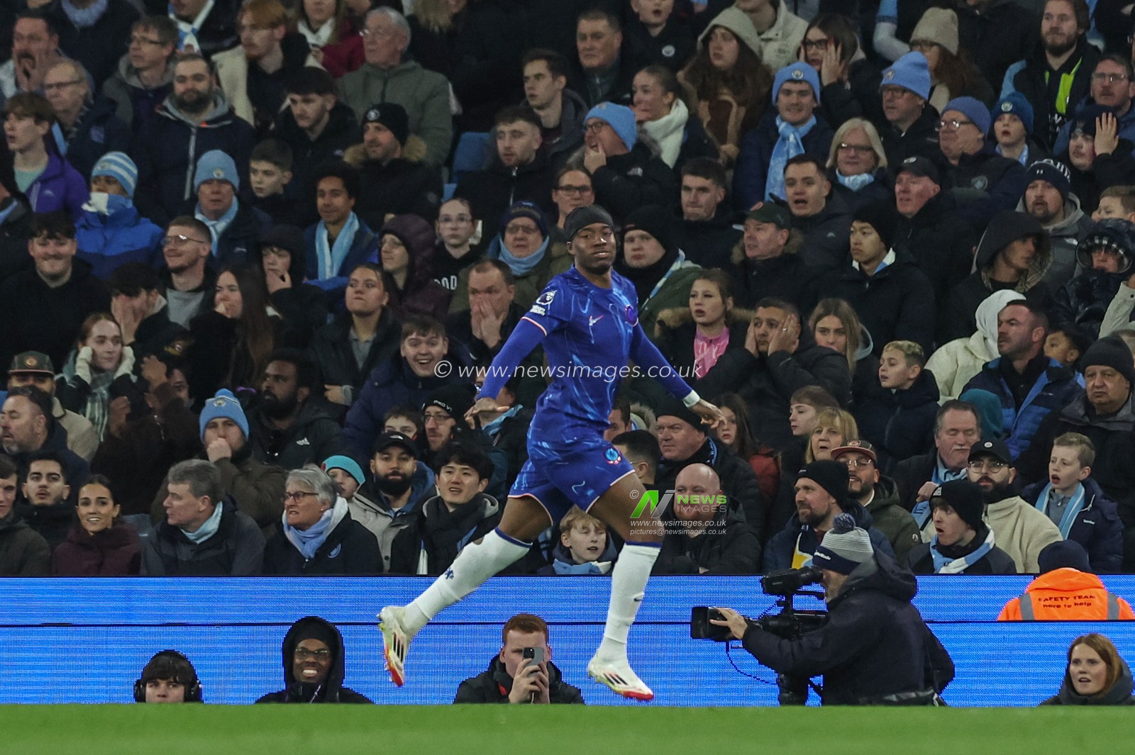 Noni Madueke of Chelsea celebrates his goal to make it 0-1 during the Premier League match Manchester City vs Chelsea at Etihad Stadium, Manchester, United Kingdom, 25th January 2025

(Photo by Mark Cosgrove/News Images)