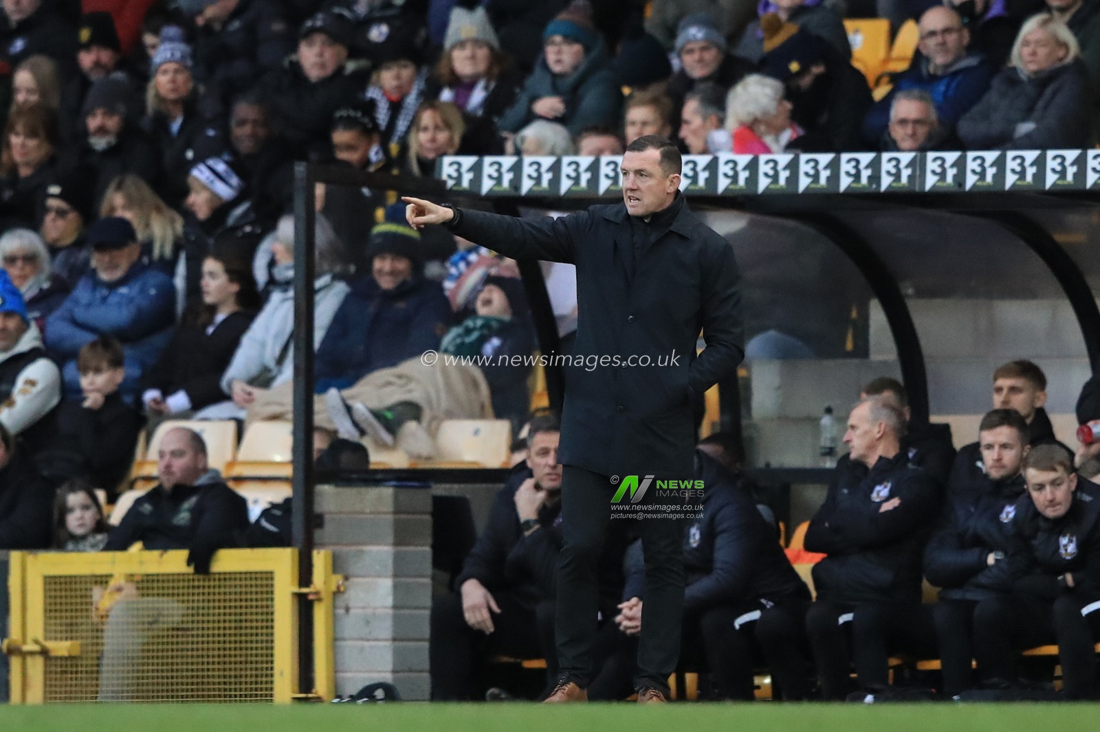 Neill Collins Head coach of Barnsley gives his team instructions during the Sky Bet League 1 match Port Vale vs Barnsley at Vale Park, Burslem, United Kingdom, 26th December 2023

(Photo by Alfie Cosgrove/News Images)
