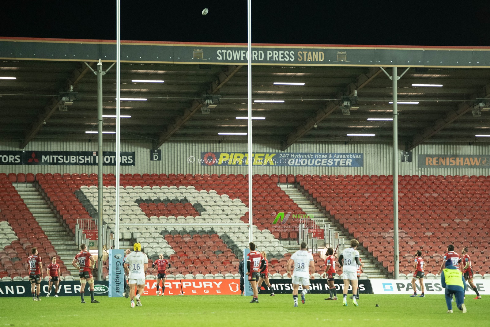 IOAN LLOYD #10 of Bristol Bears kicks the penalty to give Bristol a late 18-17 lead at Kingsholm