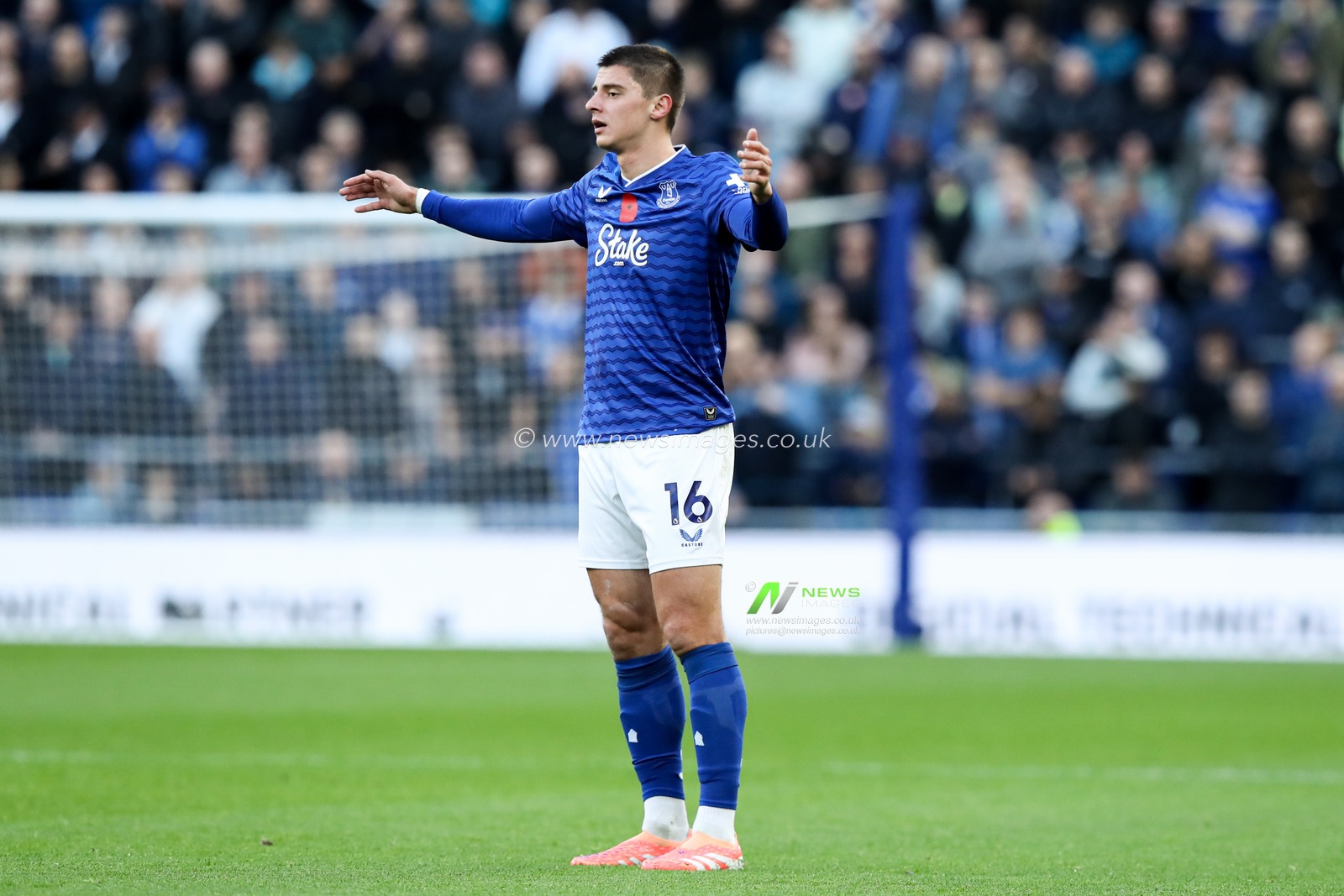 Vitaliy Mykolenko of Everton reacts during the Premier League match Everton vs Fulham at Hill Dickinson Stadium, Liverpool, United Kingdom, 8th November 2025

(Photo by Jorge Horsted/News Images)

*** GER AUT SUI OUT ***