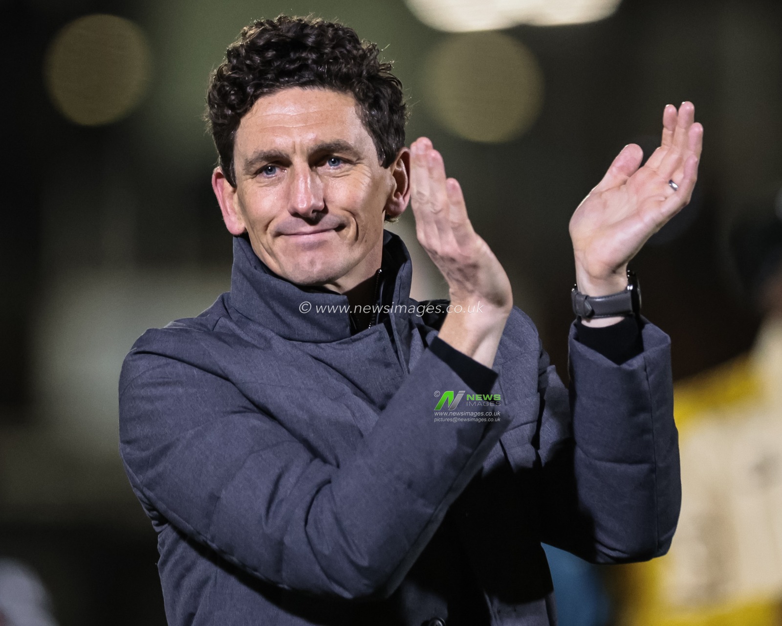 Keith Andrews manager of Brentford applauds the travelling fans after winning 0-5 during the Carabao Cup Last 16 Grimsby Town vs Brentford at Blundell Park, Cleethorpes, United Kingdom, 28th October 2025

(Photo by Mark Cosgrove/News Images)

*** GER AUT SUI OUT ***