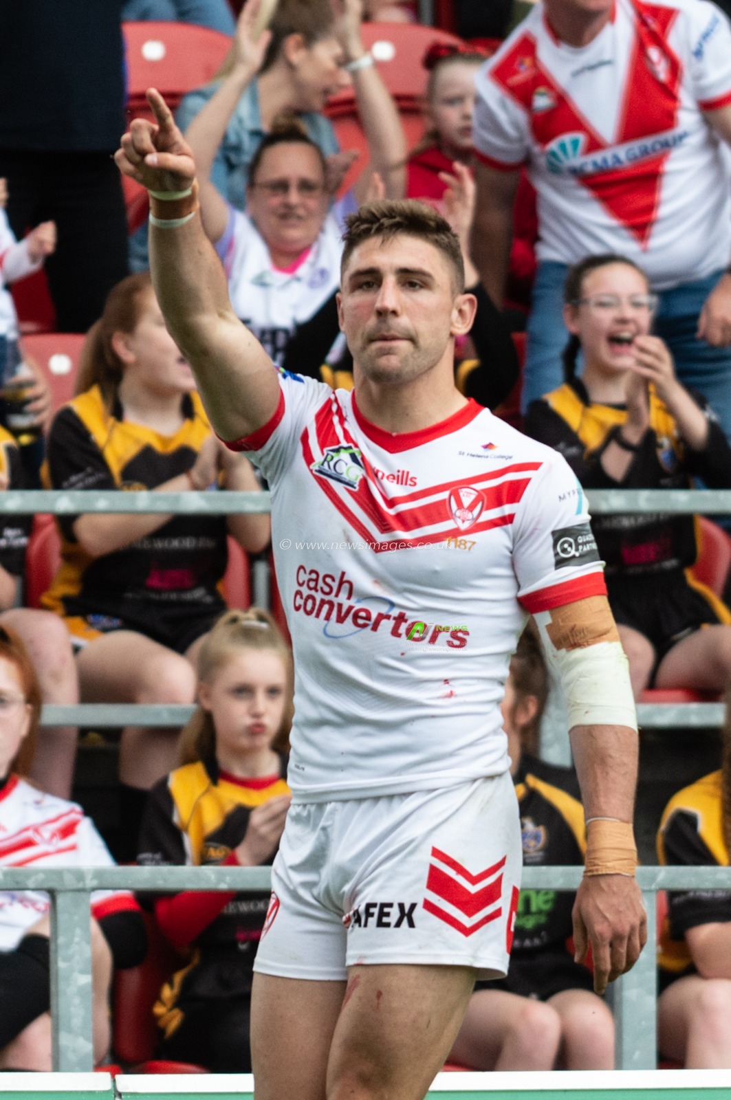 1st June 2019 , Totally Wicked Stadium, St Helens, England; Coral Challenge Cup 2019, Quarter Final , St Helens vs Wakefield Trinity ; Tommy Makinson of St Helens celebrates scoring his try


Credit: Richard Long/News Images