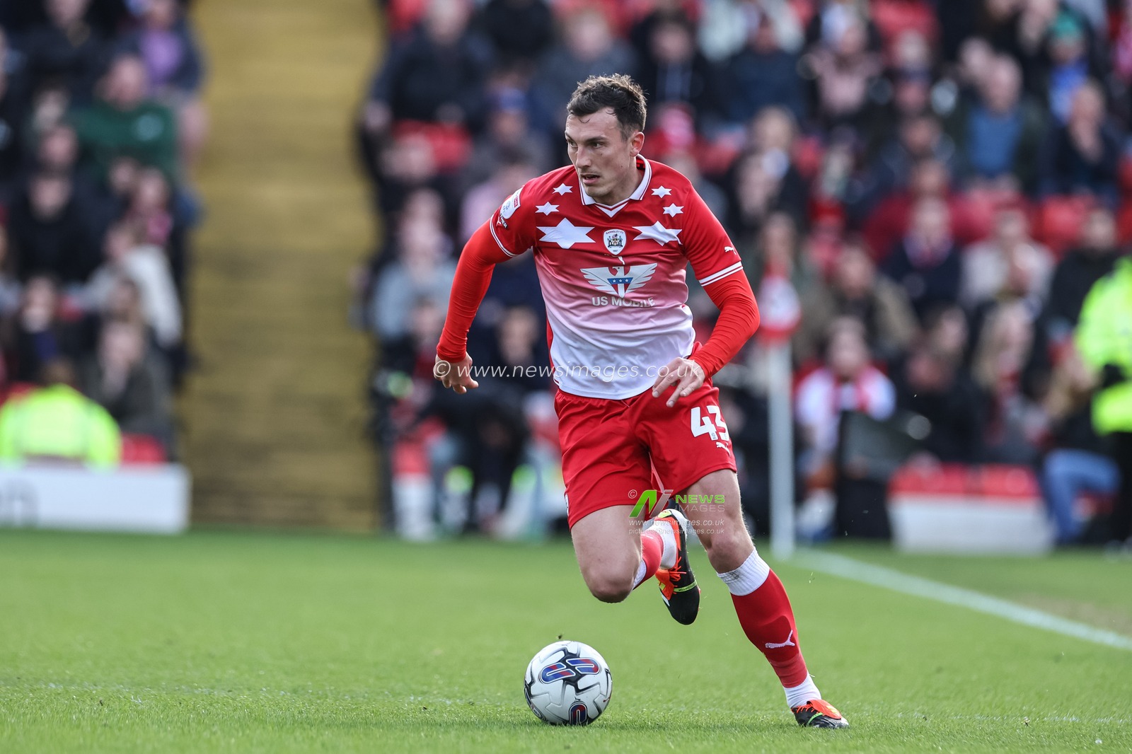 Josh Earl of Barnsley breaks with the ball during the Sky Bet League 1 match Barnsley vs Cambridge United at Oakwell, Barnsley, United Kingdom, 29th March 2024

(Photo by Mark Cosgrove/News Images)