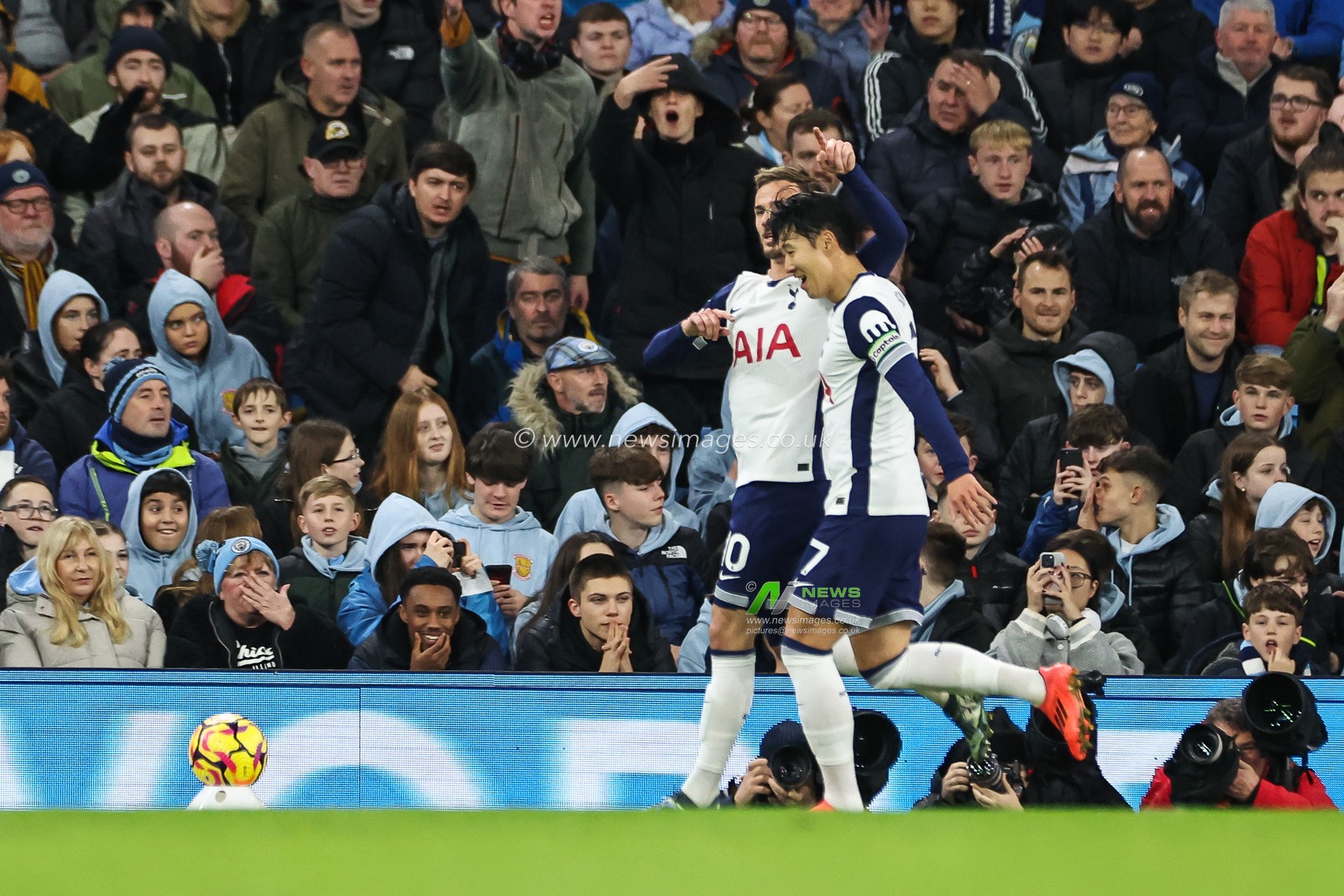 James Maddison of Tottenham Hotspur celebrates his goal to make it 0-1 during the Premier League match Manchester City vs Tottenham Hotspur at Etihad Stadium, Manchester, United Kingdom, 23rd November 2024

(Photo by Mark Cosgrove/News Images)