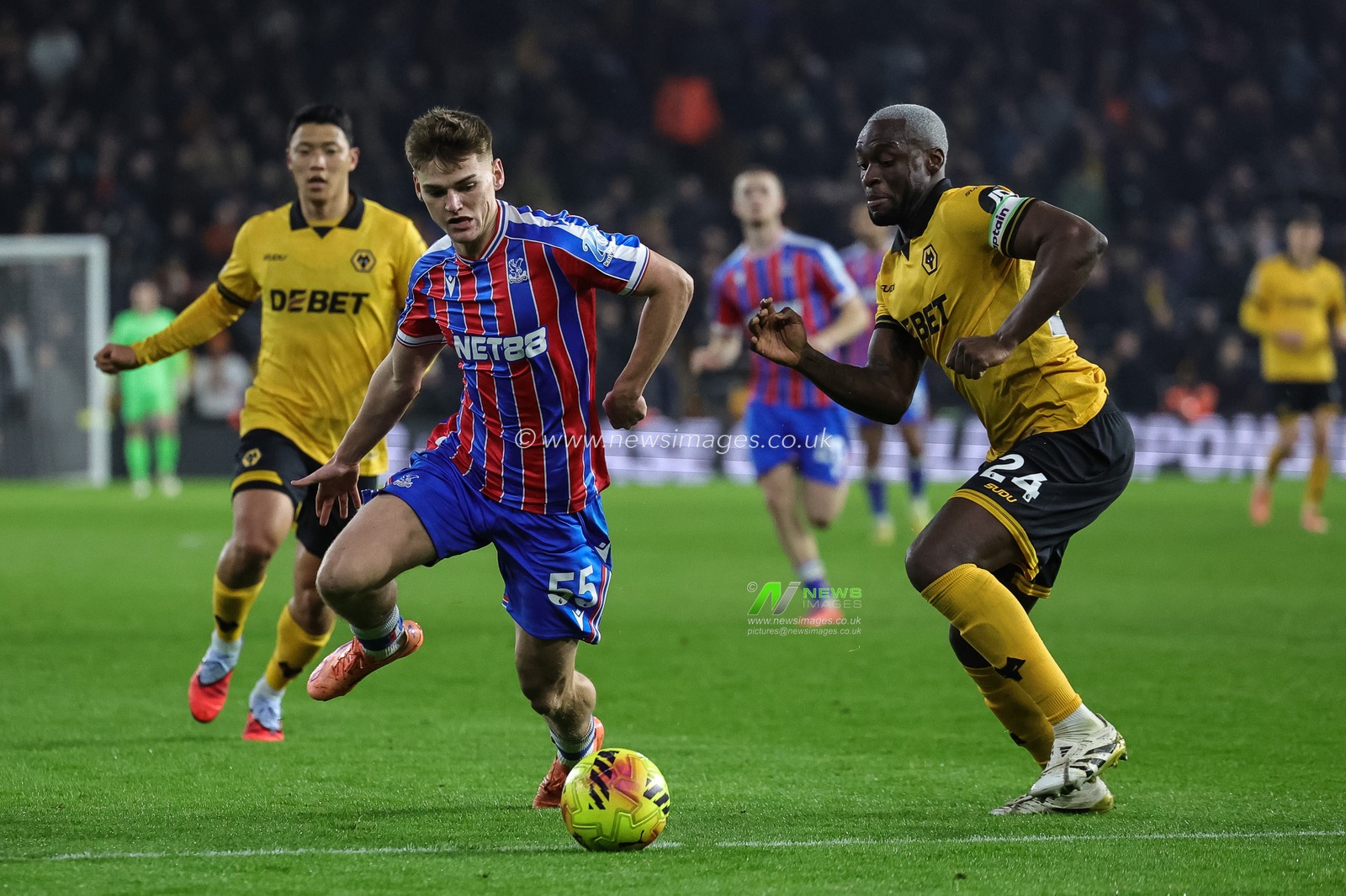 Justin Devenny of Crystal Palace and Toti Gomes of Wolverhampton Wanderers battle for the ball during the Premier League match Wolverhampton Wanderers vs Crystal Palace at Molineux, Wolverhampton, United Kingdom, 22nd November 2025

(Photo by Mark Cosgrove/News Images)

*** GER AUT SUI OUT ***