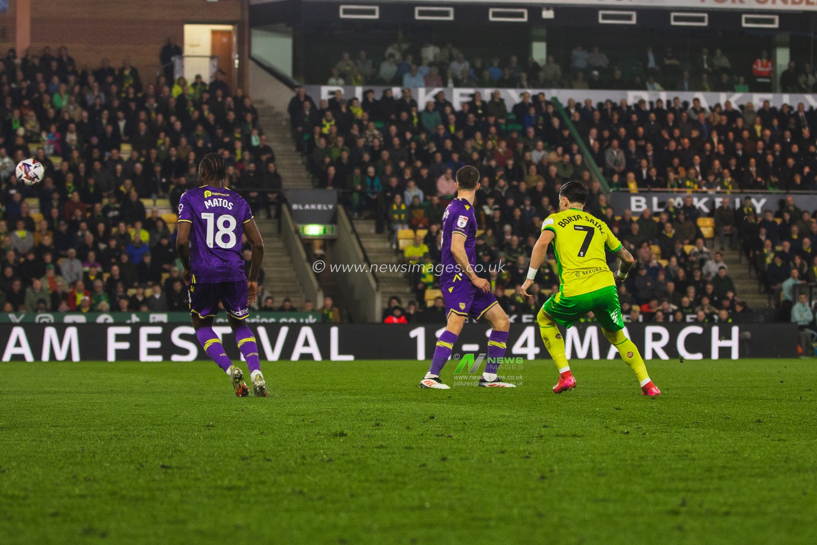 Borja Sainz of Norwich City, Alex Matos of Oxford United during the Sky Bet Championship match Norwich City vs Oxford United at Carrow Road, Norwich, United Kingdom, 7th March 2025

(Photo by Craig Evans/News Images)
