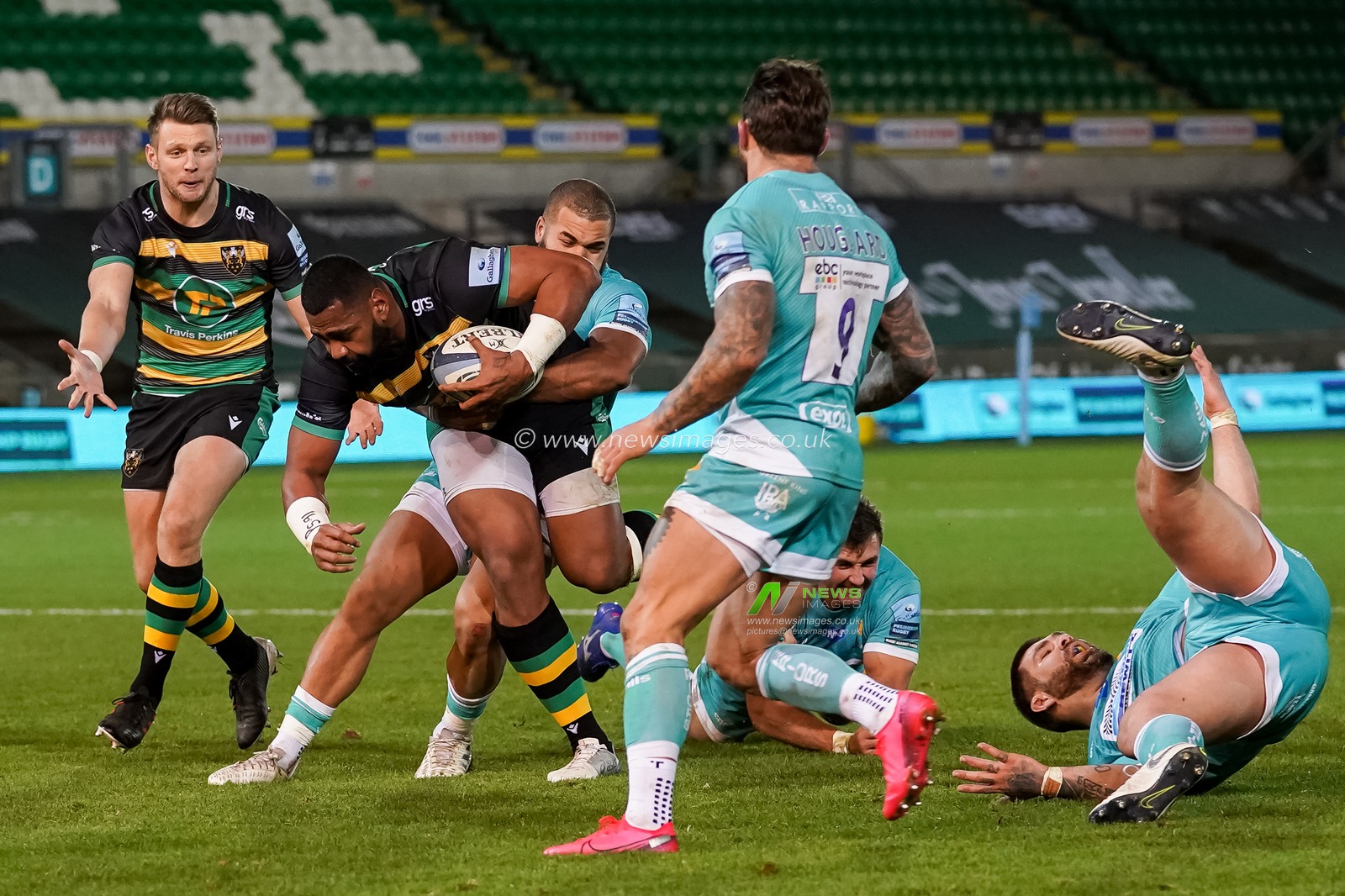 Taqele Naiyaravoro #23 of Northampton Saints powers his way through the Worcester defence