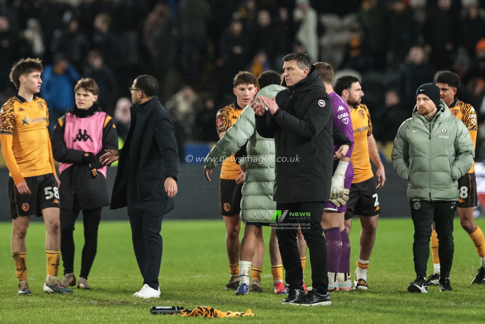 Sergej Jakirovi manager of Hull City applauds the fans during the Emirates FA Cup 4th Round match Hull City vs Chelsea at MKM Stadium, Hull, United Kingdom on 13 February 2026

(Photo by Mark Cosgrove/News Images)