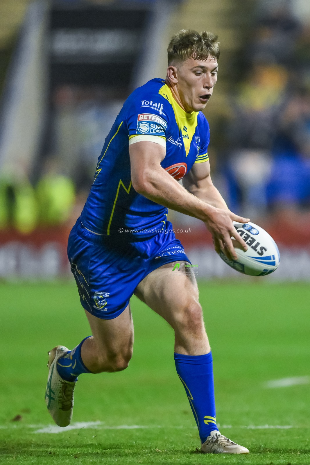 Matty Nicholson of Warrington Wolves makes a break during the Betfred Super League Round 27 match Warrington Wolves vs London Broncos at Halliwell Jones Stadium, Warrington, United Kingdom, 20th September 2024

(Photo by Craig Thomas/News Images)
