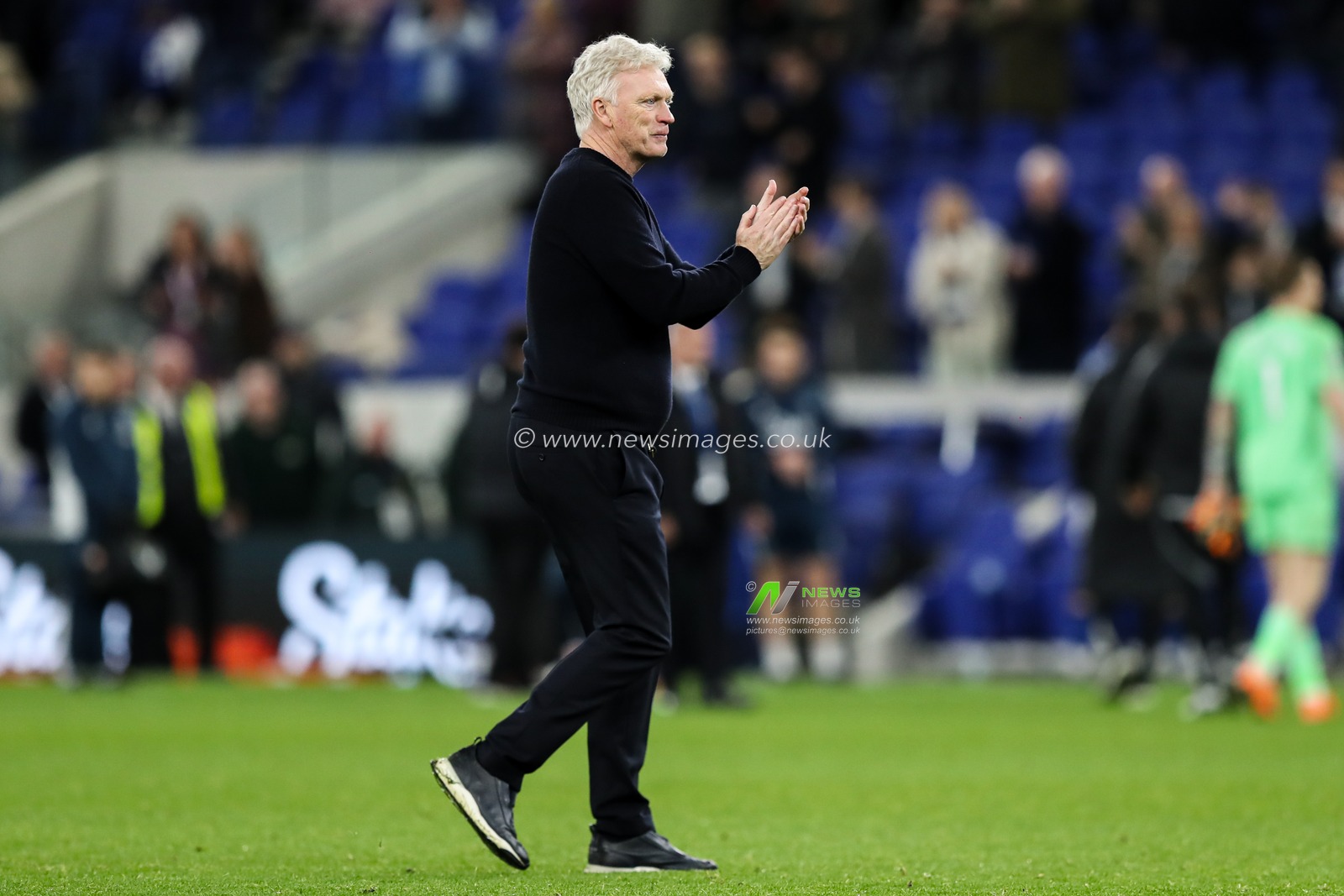 David Moyes manager of Everton claps fans after 2-0 win after the Premier League match Everton vs Fulham at Hill Dickinson Stadium, Liverpool, United Kingdom, 8th November 2025

(Photo by Jorge Horsted/News Images)

*** GER AUT SUI OUT ***