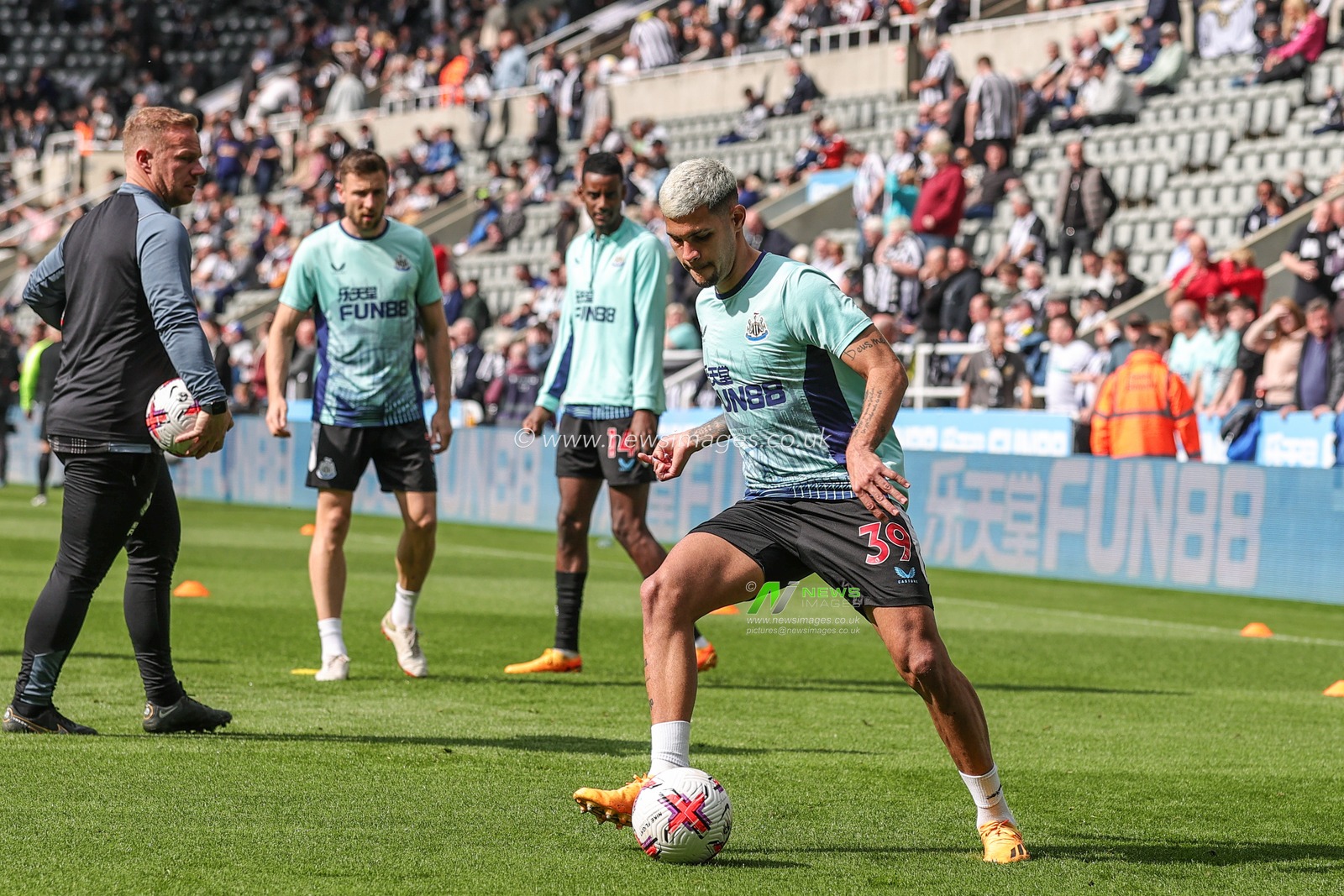 Bruno GuimarÃ£es #39 of Newcastle United in the pregame warmup session during the Premier League match Newcastle United vs Arsenal at St. James's Park, Newcastle, United Kingdom, 7th May 2023

(Photo by Mark Cosgrove/News Images)