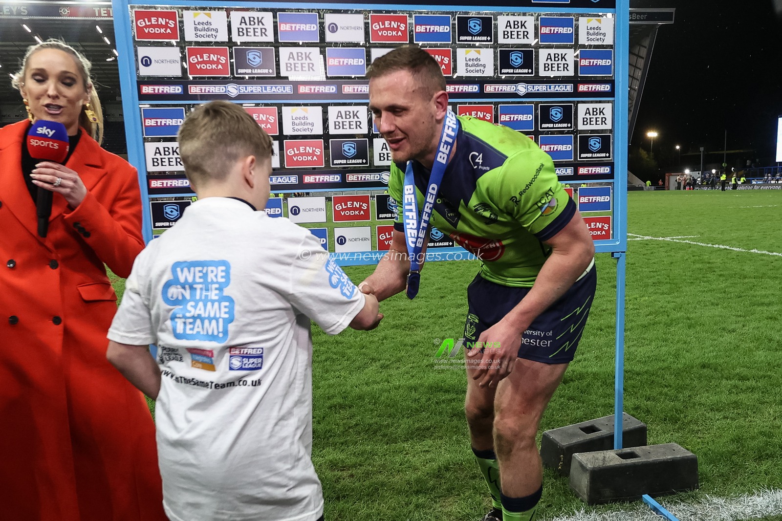 Ben Currie of Warrington Wolves is presented with Betfred man of the match during the Betfred Super League Round 7 match Leeds Rhinos vs Warrington Wolves at Headingley Stadium, Leeds, United Kingdom, 5th April 2024

(Photo by Mark Cosgrove/News Images)