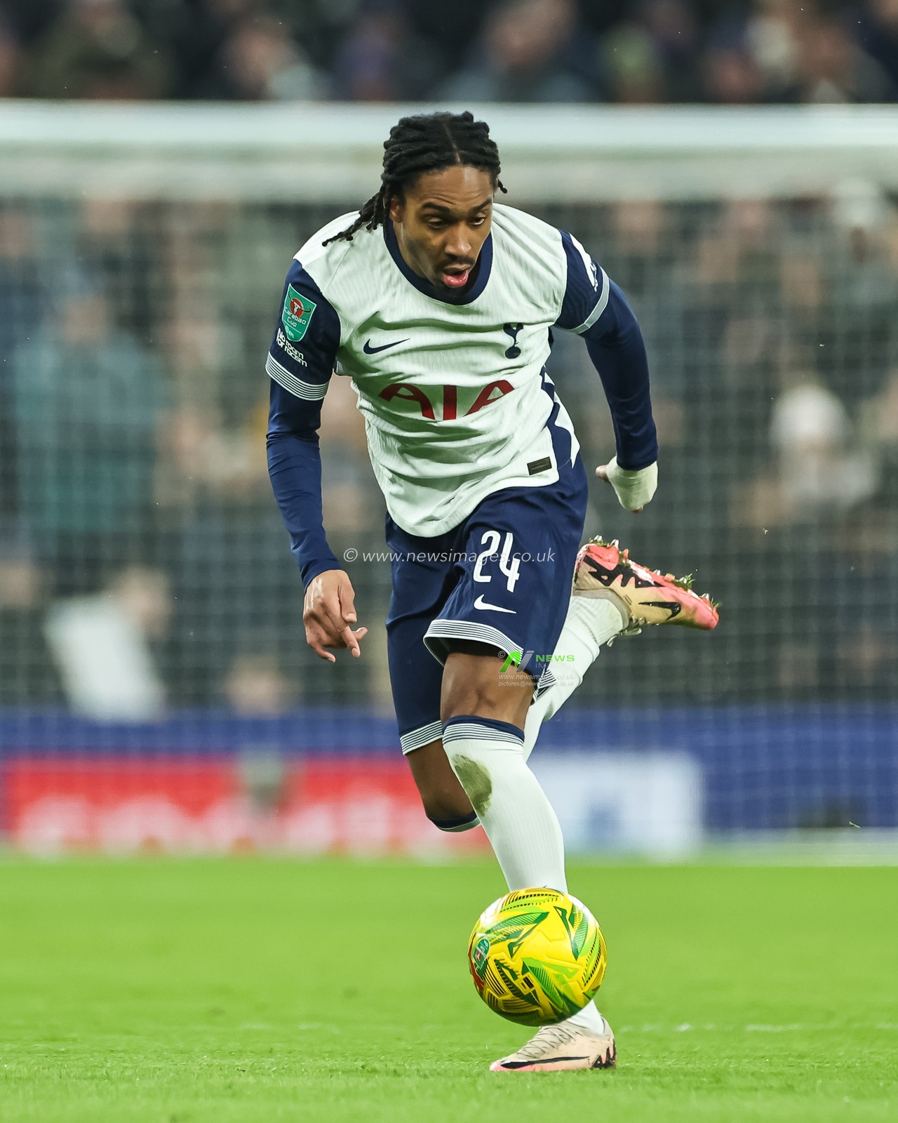 Djed Spence of Tottenham Hotspur makes a break with the ball during the Carabao Cup Semi-Finals First Leg Tottenham Hotspur vs Liverpool at Tottenham Hotspur Stadium, London, United Kingdom, 8th January 2025

(Photo by Mark Cosgrove/News Images)