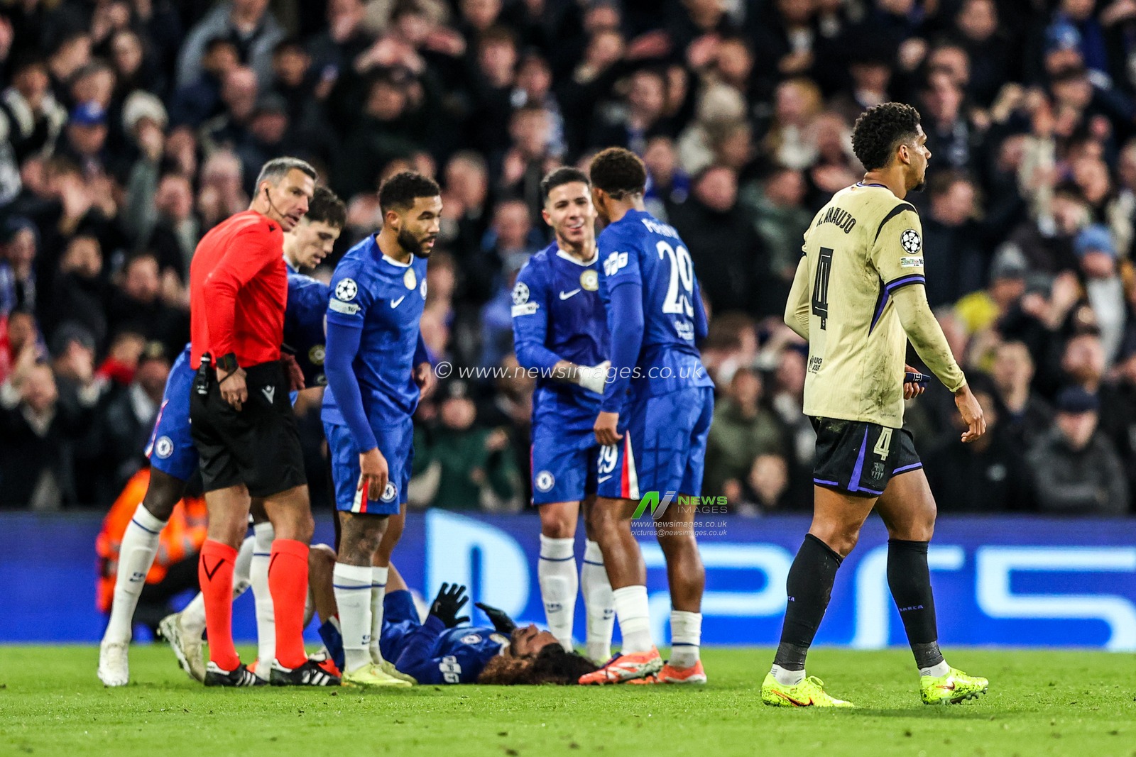 Ronald Araujo of Barcelona leaves the field of play after receiving a red card during the UEFA Champions League Matchday 5 of 8 Chelsea v Barcelona at Stamford Bridge, London, United Kingdom, 25th November 2025

(Photo by Alfie Cosgrove/News Images)

*** GER AUT SUI OUT ***