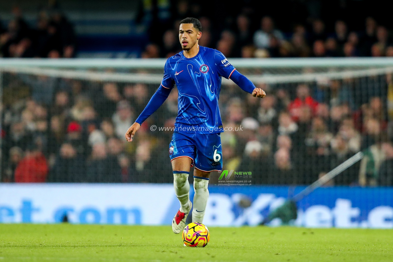 Levi Colwill of Chelsea runs with the ball during the Premier League match Chelsea vs Fulham at Stamford Bridge, London, United Kingdom, 26th December 2024

(Photo by Izzy Poles/News Images)