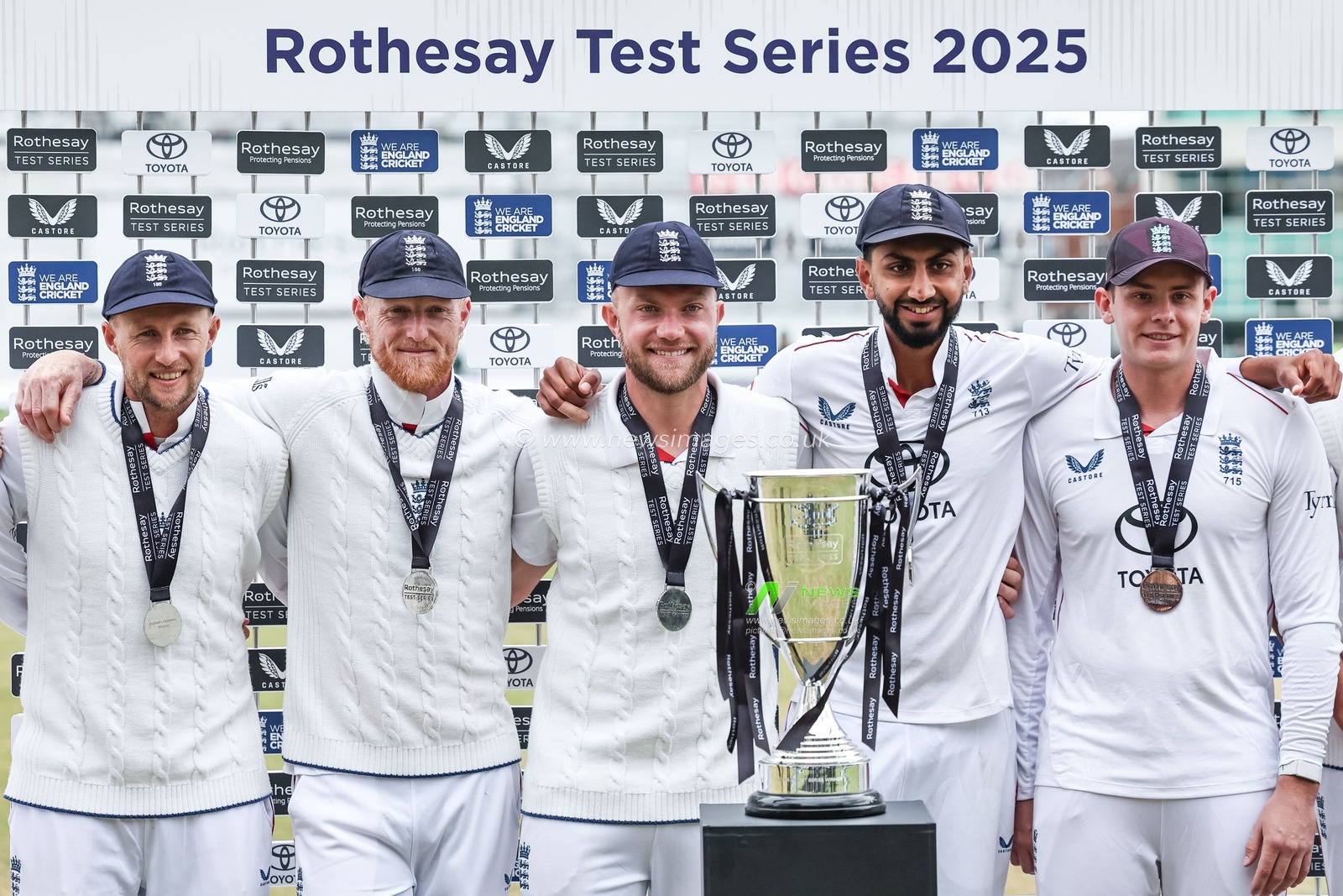 England captain Ben Stokes and his team with the Rothesay Test Series 2025 Trophy during the Rothesay Test Match Day 3 England vs Zimbabwe at Trent Bridge, Nottingham, United Kingdom, 24th May 2025

(Photo by Mark Cosgrove/News Images)