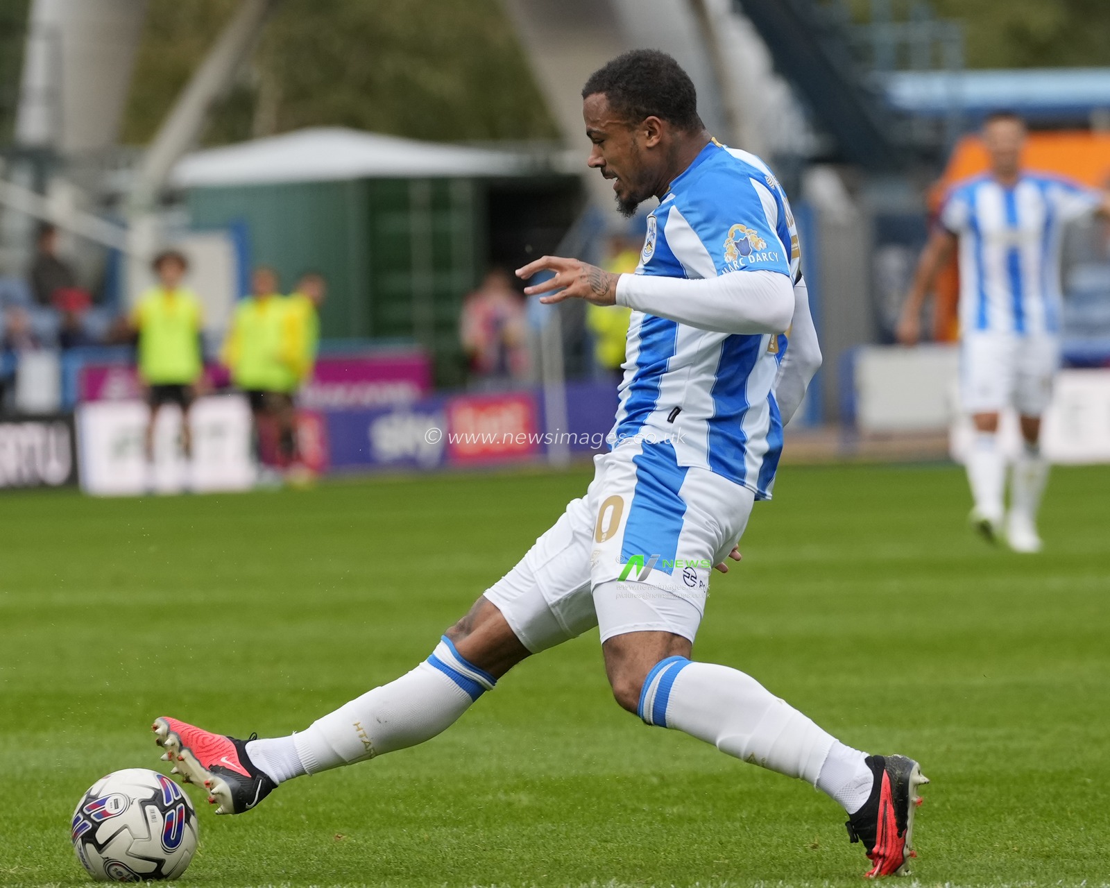 Josh Koroma #10 of Huddersfield Town stretches for the ball during the Sky Bet Championship match Huddersfield Town vs Queens Park Rangers at John Smith's Stadium, Huddersfield, United Kingdom, 21st October 2023

(Photo by Steve Flynn/News Images)