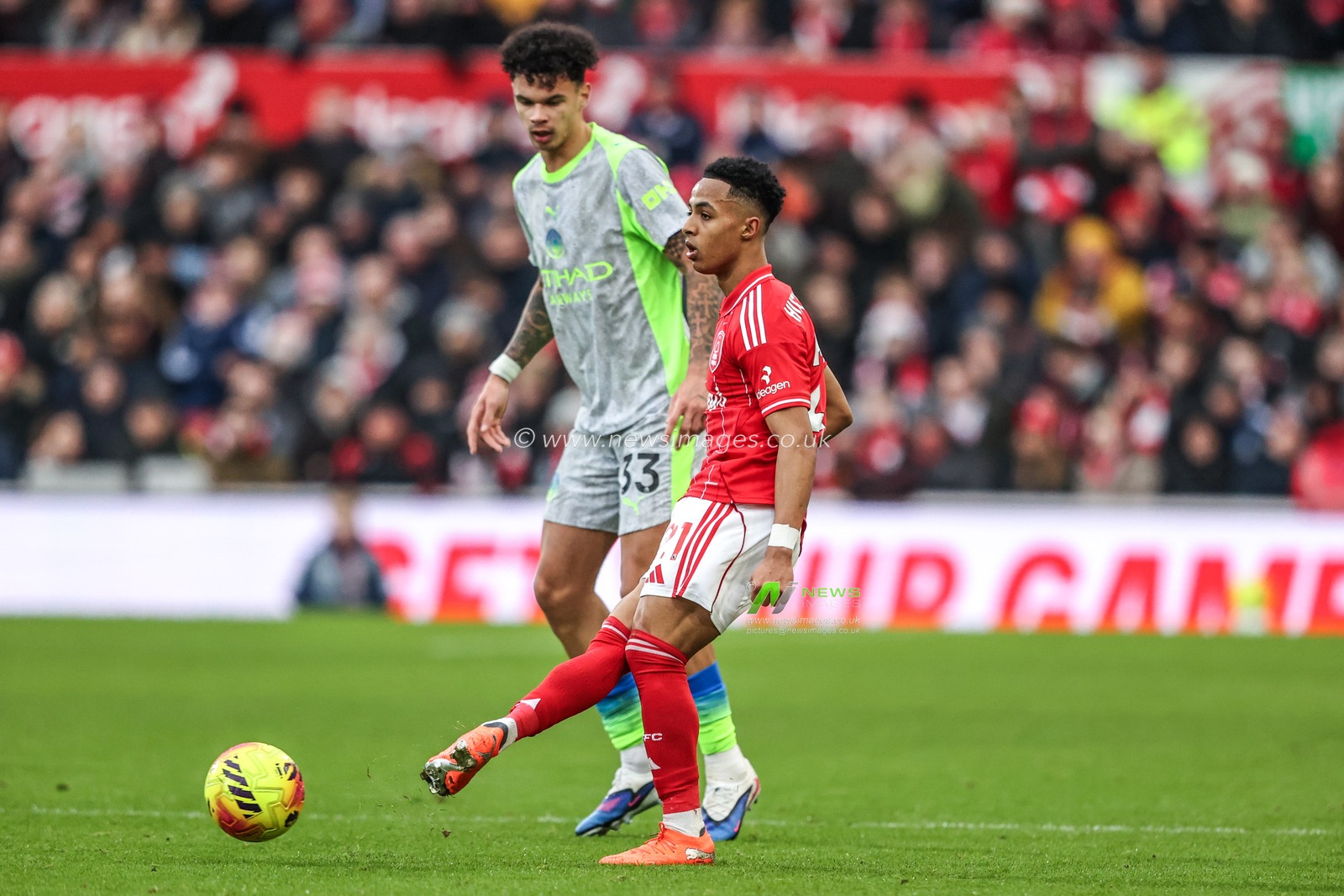 Omari Hutchinson of Nottingham Forest passes the ball under pressure from Nico O'Reilly of Manchester City during the Premier League match Nottingham Forest vs Manchester City at City Ground, Nottingham, United Kingdom, 27th December 2025

(Photo by Alfie Cosgrove/News Images)

*** GER AUT SUI OUT ***