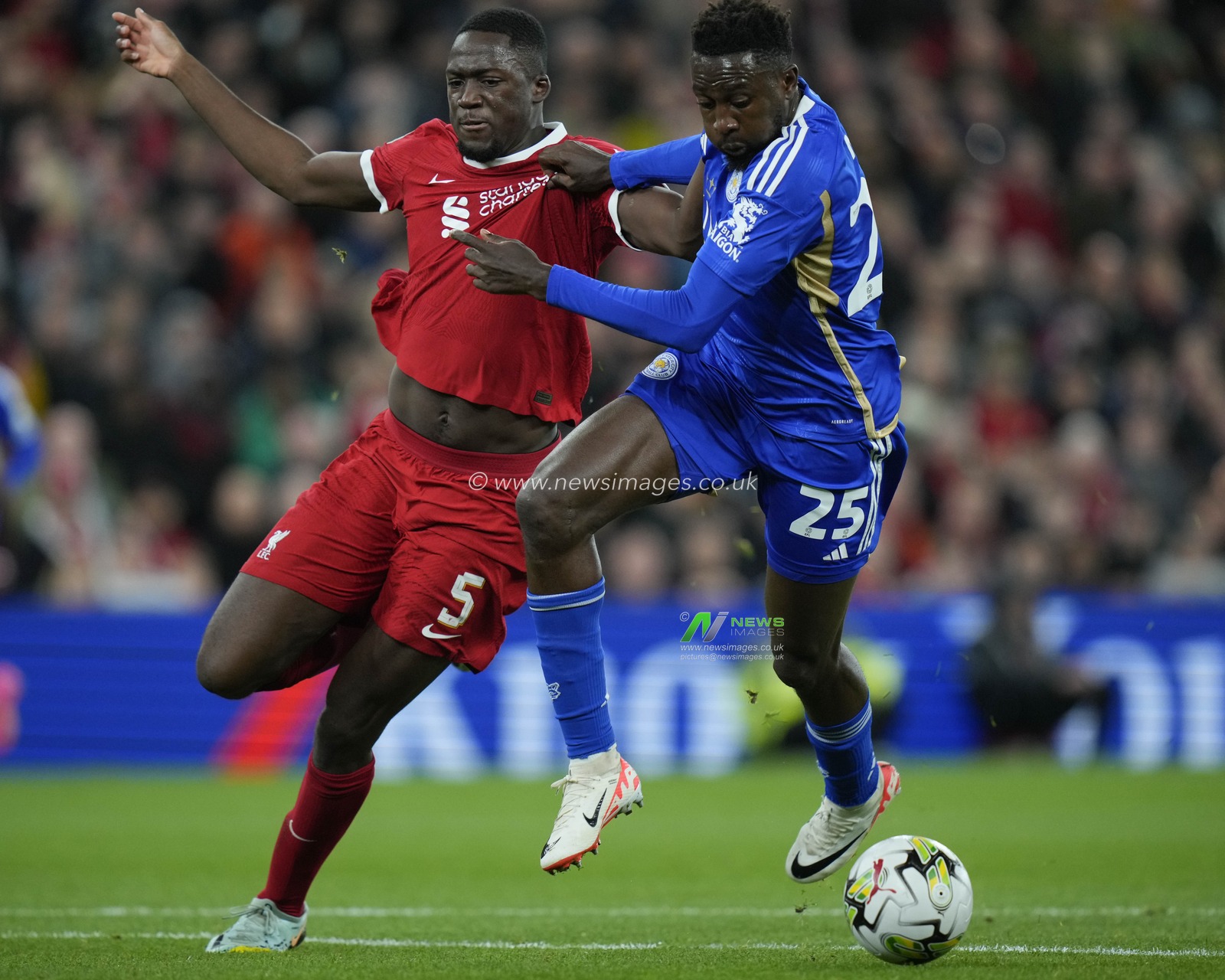 Ibrahima KonatÃ© #5 of Liverpool competes for the ball with Wilfred Ndidi #25 of Leicester City during the Carabao Cup Third Round match Liverpool vs Leicester City at Anfield, Liverpool, United Kingdom, 27th September 2023

(Photo by Steve Flynn/News Images)