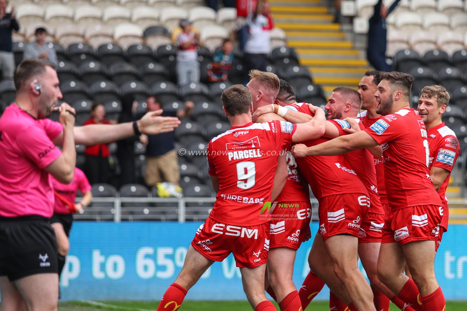 Rowan Milnes (25) of Hull KR celebrates his try